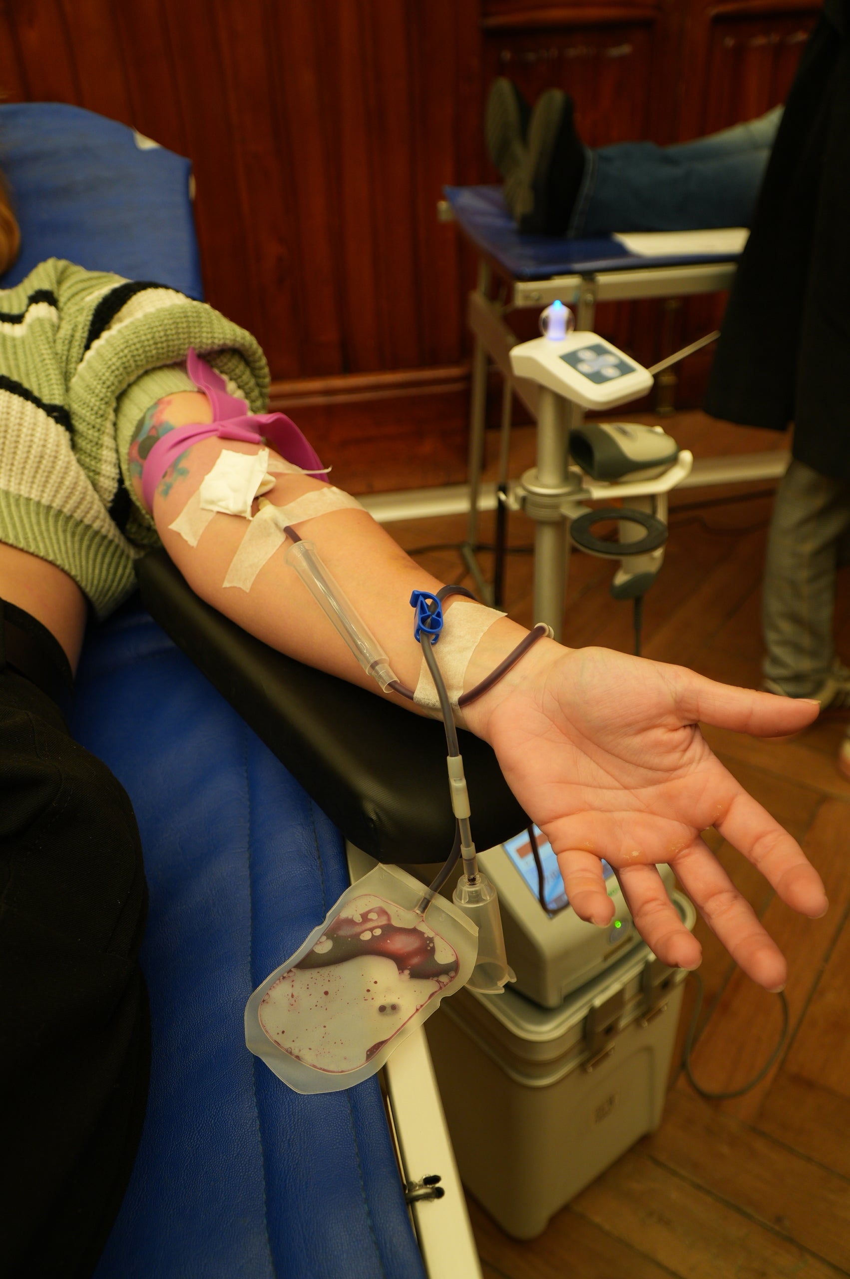 Terrassa ha obert el saló de Plens de l'Ajuntament per acollir la campanya de donació de sang dels Bombers i el Banc de Sang. Malgrat que el clima no ha acompanyat, centenars de persones s'han reunit al Raval de Montserrat per mostrar la seva cara més solidaria i donar sang. La jornada també ha comptat amb la participació d'entitats culturals i socials de Terrassa; com els Diables de Terrassa, els Minyons de Terrassa, Castellers de Terrassa, els Diables de Sant Pere Nord, el Drac de terrassa, els Gegants de Terrassa, entre moltes d'altres | Jan Romero