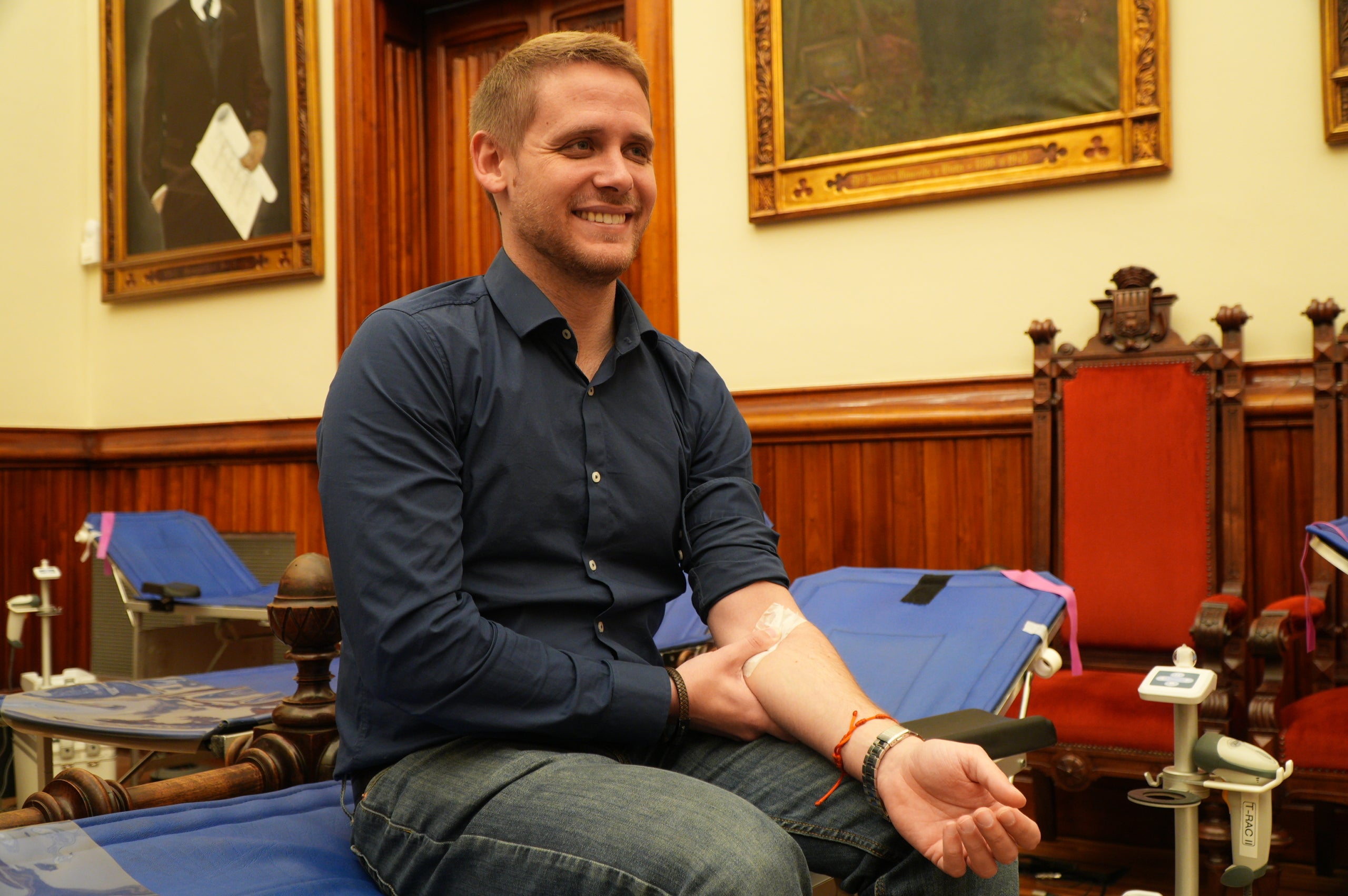 Terrassa ha obert el saló de Plens de l'Ajuntament per acollir la campanya de donació de sang dels Bombers i el Banc de Sang. Malgrat que el clima no ha acompanyat, centenars de persones s'han reunit al Raval de Montserrat per mostrar la seva cara més solidaria i donar sang. La jornada també ha comptat amb la participació d'entitats culturals i socials de Terrassa; com els Diables de Terrassa, els Minyons de Terrassa, Castellers de Terrassa, els Diables de Sant Pere Nord, el Drac de terrassa, els Gegants de Terrassa, entre moltes d'altres | Jan Romero