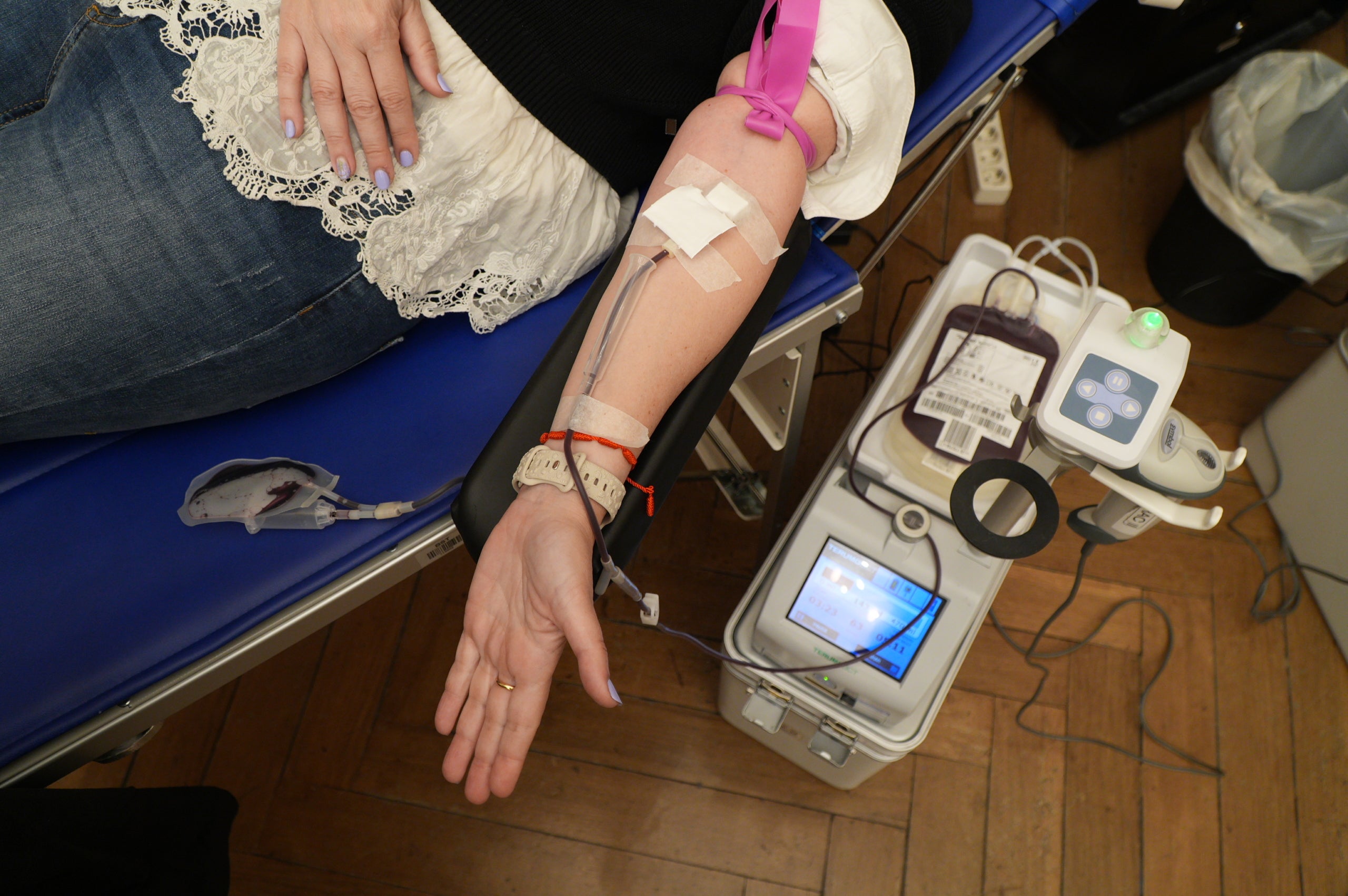 Terrassa ha obert el saló de Plens de l'Ajuntament per acollir la campanya de donació de sang dels Bombers i el Banc de Sang. Malgrat que el clima no ha acompanyat, centenars de persones s'han reunit al Raval de Montserrat per mostrar la seva cara més solidaria i donar sang. La jornada també ha comptat amb la participació d'entitats culturals i socials de Terrassa; com els Diables de Terrassa, els Minyons de Terrassa, Castellers de Terrassa, els Diables de Sant Pere Nord, el Drac de terrassa, els Gegants de Terrassa, entre moltes d'altres | Jan Romero