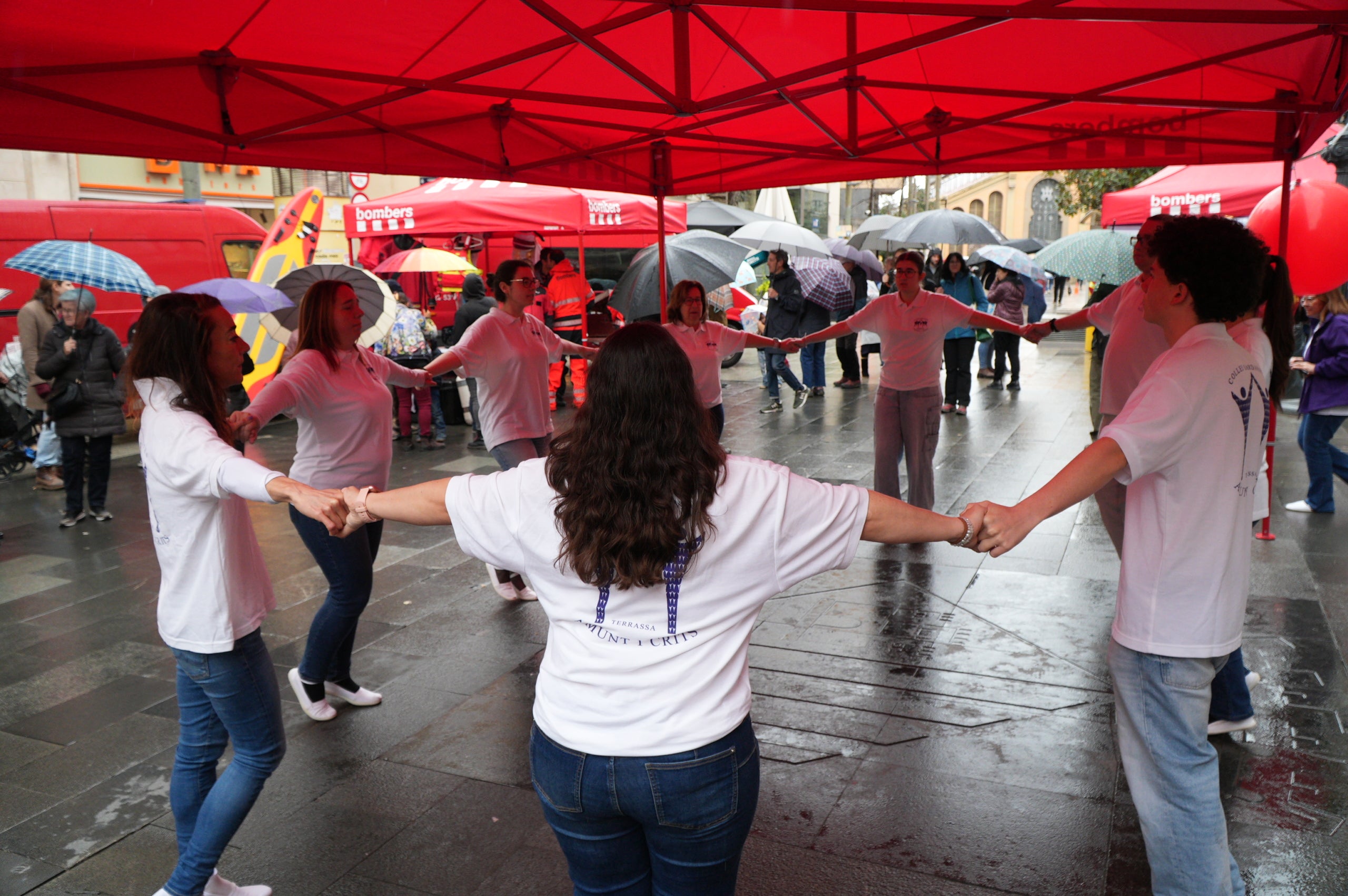 Terrassa ha obert el saló de Plens de l'Ajuntament per acollir la campanya de donació de sang dels Bombers i el Banc de Sang. Malgrat que el clima no ha acompanyat, centenars de persones s'han reunit al Raval de Montserrat per mostrar la seva cara més solidaria i donar sang. La jornada també ha comptat amb la participació d'entitats culturals i socials de Terrassa; com els Diables de Terrassa, els Minyons de Terrassa, Castellers de Terrassa, els Diables de Sant Pere Nord, el Drac de terrassa, els Gegants de Terrassa, entre moltes d'altres | Jan Romero