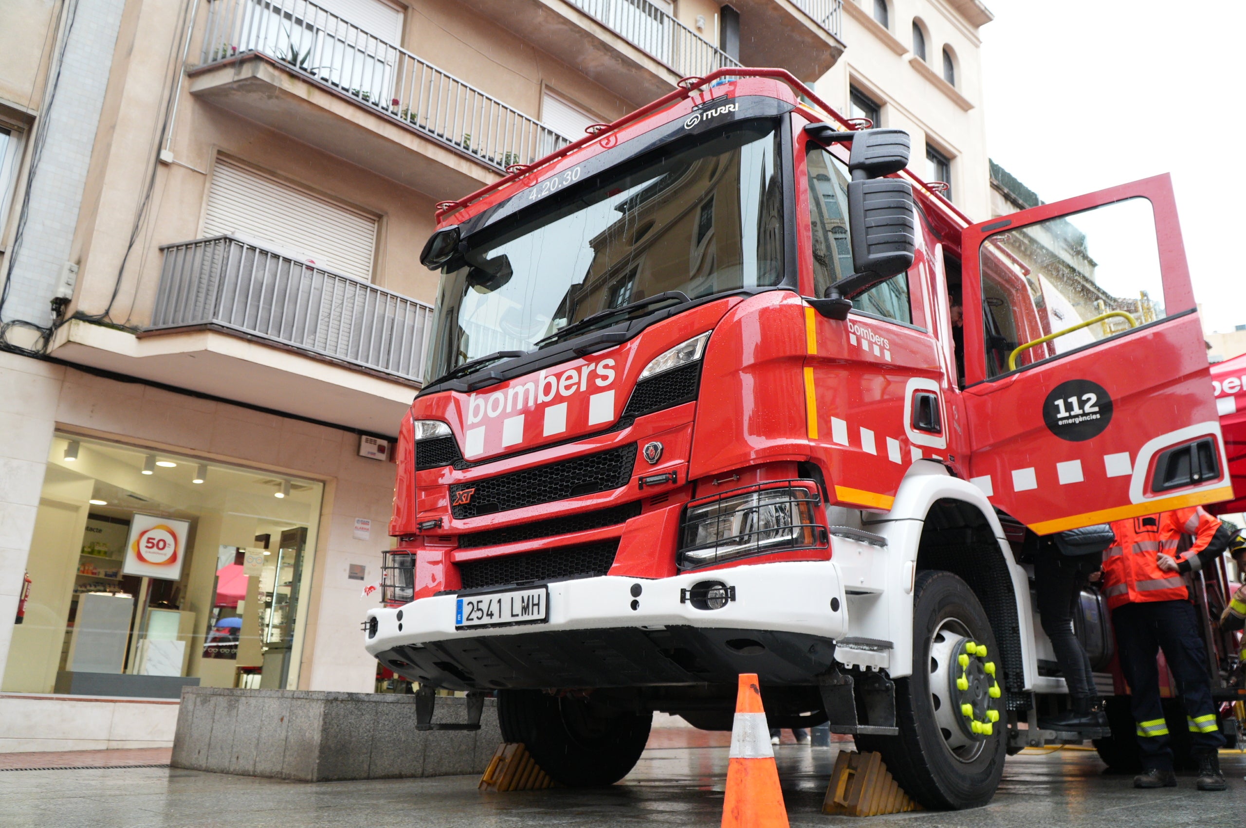 Terrassa ha obert el saló de Plens de l'Ajuntament per acollir la campanya de donació de sang dels Bombers i el Banc de Sang. Malgrat que el clima no ha acompanyat, centenars de persones s'han reunit al Raval de Montserrat per mostrar la seva cara més solidaria i donar sang. La jornada també ha comptat amb la participació d'entitats culturals i socials de Terrassa; com els Diables de Terrassa, els Minyons de Terrassa, Castellers de Terrassa, els Diables de Sant Pere Nord, el Drac de terrassa, els Gegants de Terrassa, entre moltes d'altres | Jan Romero