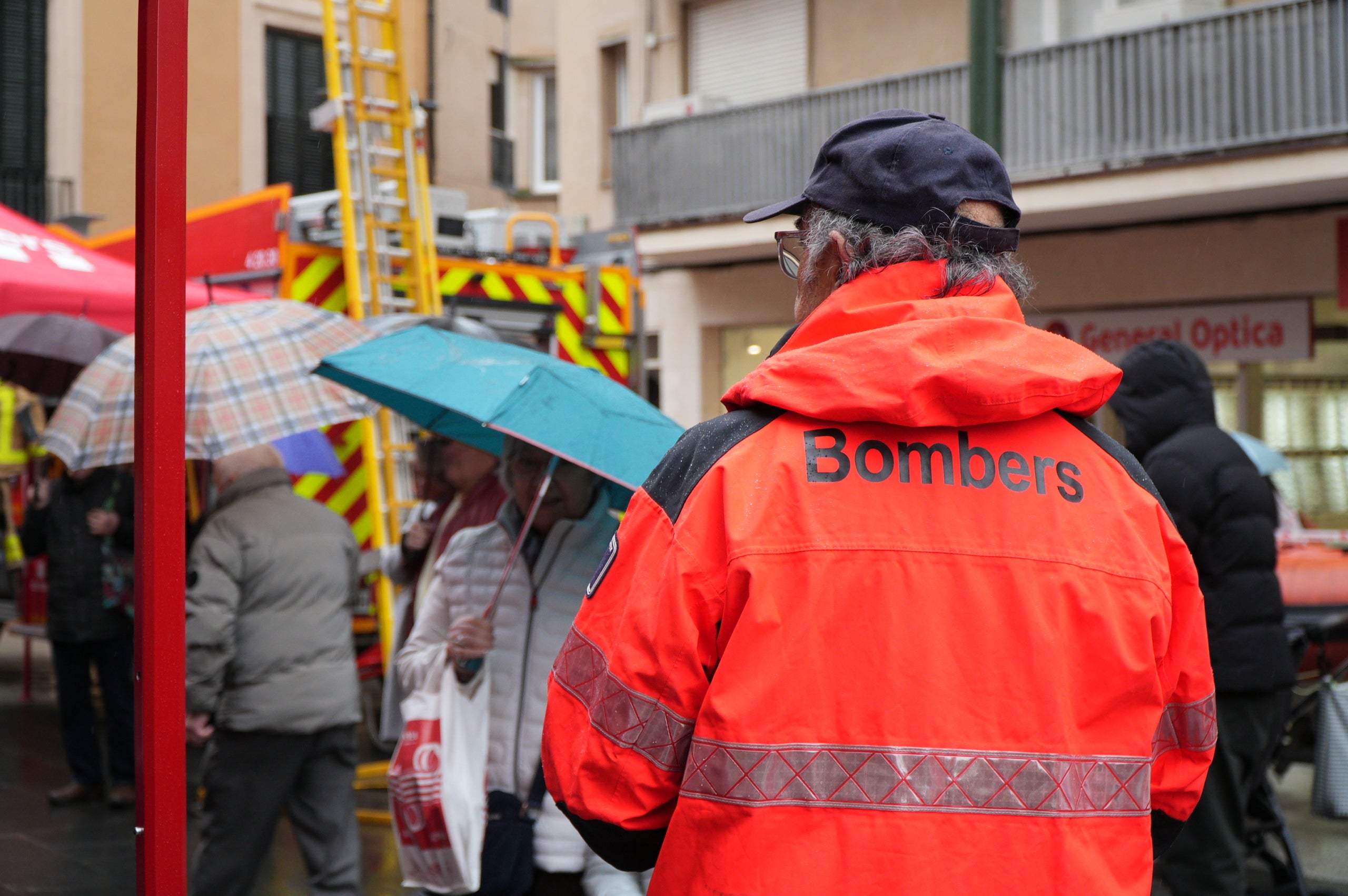 Terrassa ha obert el saló de Plens de l'Ajuntament per acollir la campanya de donació de sang dels Bombers i el Banc de Sang. Malgrat que el clima no ha acompanyat, centenars de persones s'han reunit al Raval de Montserrat per mostrar la seva cara més solidaria i donar sang. La jornada també ha comptat amb la participació d'entitats culturals i socials de Terrassa; com els Diables de Terrassa, els Minyons de Terrassa, Castellers de Terrassa, els Diables de Sant Pere Nord, el Drac de terrassa, els Gegants de Terrassa, entre moltes d'altres | Jan Romero