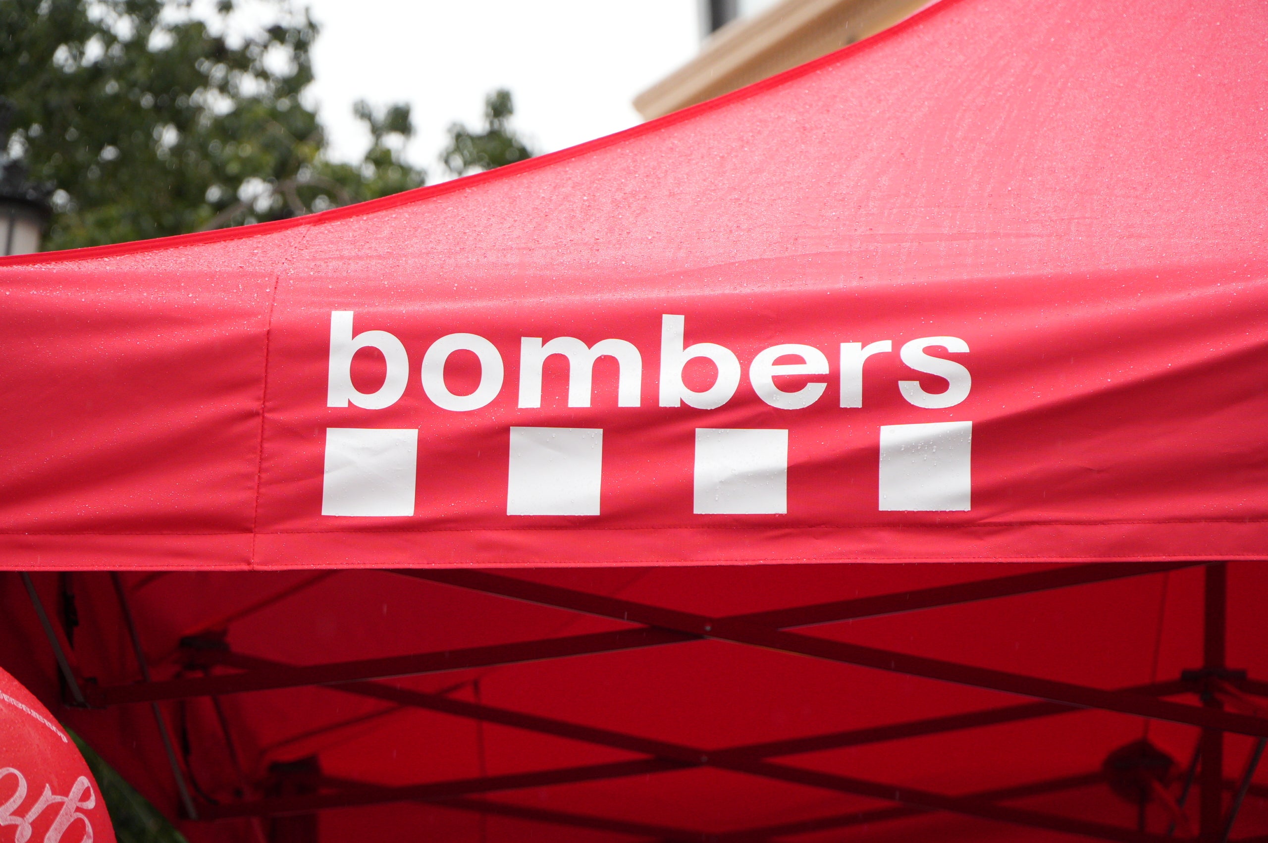 Terrassa ha obert el saló de Plens de l'Ajuntament per acollir la campanya de donació de sang dels Bombers i el Banc de Sang. Malgrat que el clima no ha acompanyat, centenars de persones s'han reunit al Raval de Montserrat per mostrar la seva cara més solidària i donar sang. La jornada també ha comptat amb la participació d'entitats culturals i socials de Terrassa; com els Diables de Terrassa, els Minyons de Terrassa, Castellers de Terrassa, els Diables de Sant Pere Nord, el Drac de terrassa, els Gegants de Terrassa, entre moltes d'altres | Jan Romero