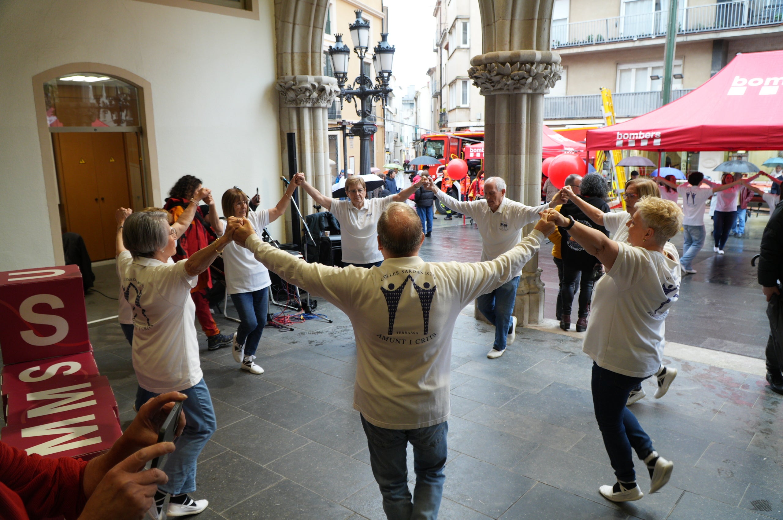 Terrassa ha obert el saló de Plens de l'Ajuntament per acollir la campanya de donació de sang dels Bombers i el Banc de Sang. Malgrat que el clima no ha acompanyat, centenars de persones s'han reunit al Raval de Montserrat per mostrar la seva cara més solidaria i donar sang. La jornada també ha comptat amb la participació d'entitats culturals i socials de Terrassa; com els Diables de Terrassa, els Minyons de Terrassa, Castellers de Terrassa, els Diables de Sant Pere Nord, el Drac de terrassa, els Gegants de Terrassa, entre moltes d'altres | Jan Romero