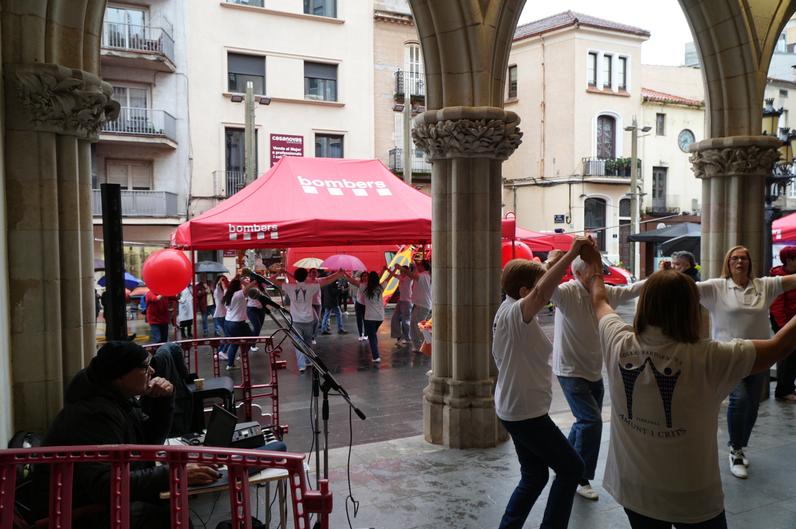 Terrassa ha obert el saló de Plens de l'Ajuntament per acollir la campanya de donació de sang dels Bombers i el Banc de Sang. Malgrat que el clima no ha acompanyat, centenars de persones s'han reunit al Raval de Montserrat per mostrar la seva cara més solidaria i donar sang. La jornada també ha comptat amb la participació d'entitats culturals i socials de Terrassa; com els Diables de Terrassa, els Minyons de Terrassa, Castellers de Terrassa, els Diables de Sant Pere Nord, el Drac de terrassa, els Gegants de Terrassa, entre moltes d'altres | Jan Romero