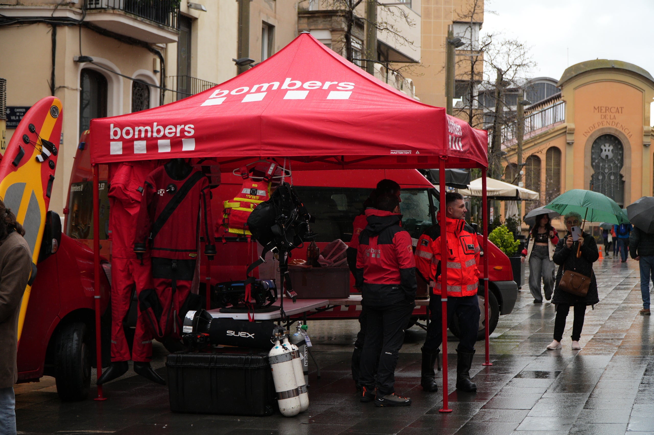 Terrassa ha obert el saló de Plens de l'Ajuntament per acollir la campanya de donació de sang dels Bombers i el Banc de Sang. Malgrat que el clima no ha acompanyat, centenars de persones s'han reunit al Raval de Montserrat per mostrar la seva cara més solidaria i donar sang. La jornada també ha comptat amb la participació d'entitats culturals i socials de Terrassa; com els Diables de Terrassa, els Minyons de Terrassa, Castellers de Terrassa, els Diables de Sant Pere Nord, el Drac de terrassa, els Gegants de Terrassa, entre moltes d'altres | Jan Romero
