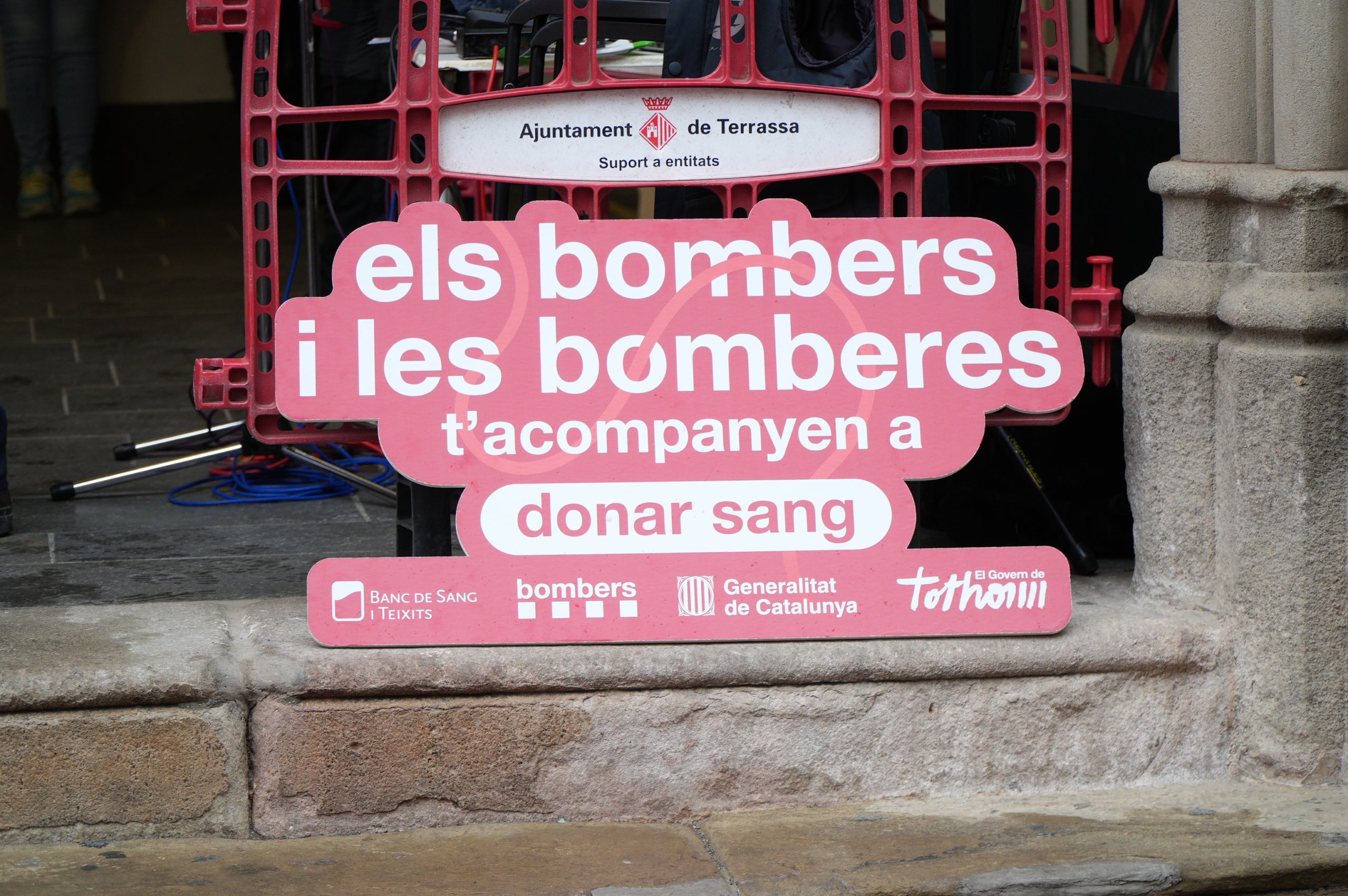 Terrassa ha obert el saló de Plens de l'Ajuntament per acollir la campanya de donació de sang dels Bombers i el Banc de Sang. Malgrat que el clima no ha acompanyat, centenars de persones s'han reunit al Raval de Montserrat per mostrar la seva cara més solidaria i donar sang. La jornada també ha comptat amb la participació d'entitats culturals i socials de Terrassa; com els Diables de Terrassa, els Minyons de Terrassa, Castellers de Terrassa, els Diables de Sant Pere Nord, el Drac de terrassa, els Gegants de Terrassa, entre moltes d'altres | Jan Romero