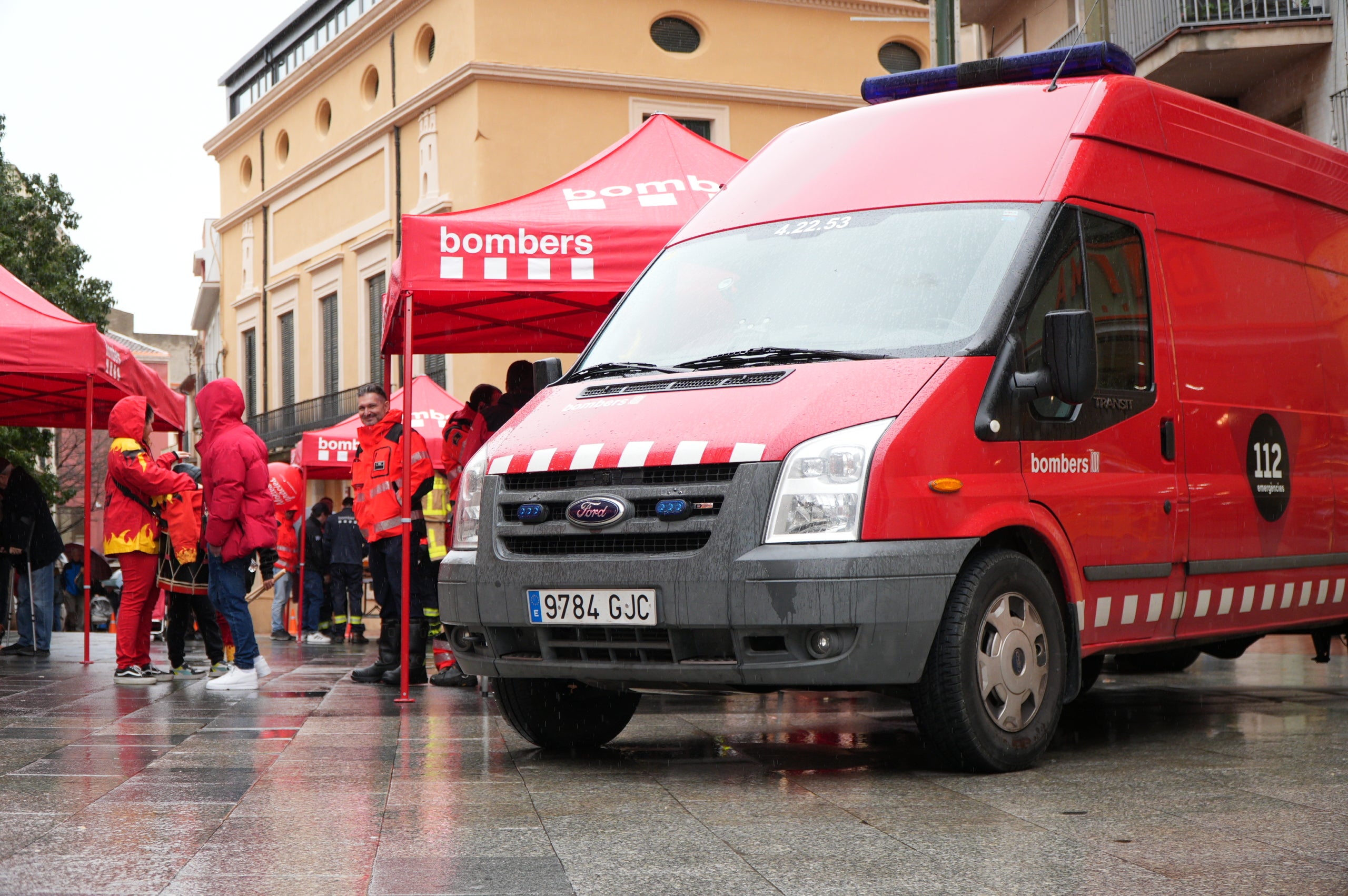 Terrassa ha obert el saló de Plens de l'Ajuntament per acollir la campanya de donació de sang dels Bombers i el Banc de Sang. Malgrat que el clima no ha acompanyat, centenars de persones s'han reunit al Raval de Montserrat per mostrar la seva cara més solidaria i donar sang. La jornada també ha comptat amb la participació d'entitats culturals i socials de Terrassa; com els Diables de Terrassa, els Minyons de Terrassa, Castellers de Terrassa, els Diables de Sant Pere Nord, el Drac de terrassa, els Gegants de Terrassa, entre moltes d'altres | Jan Romero