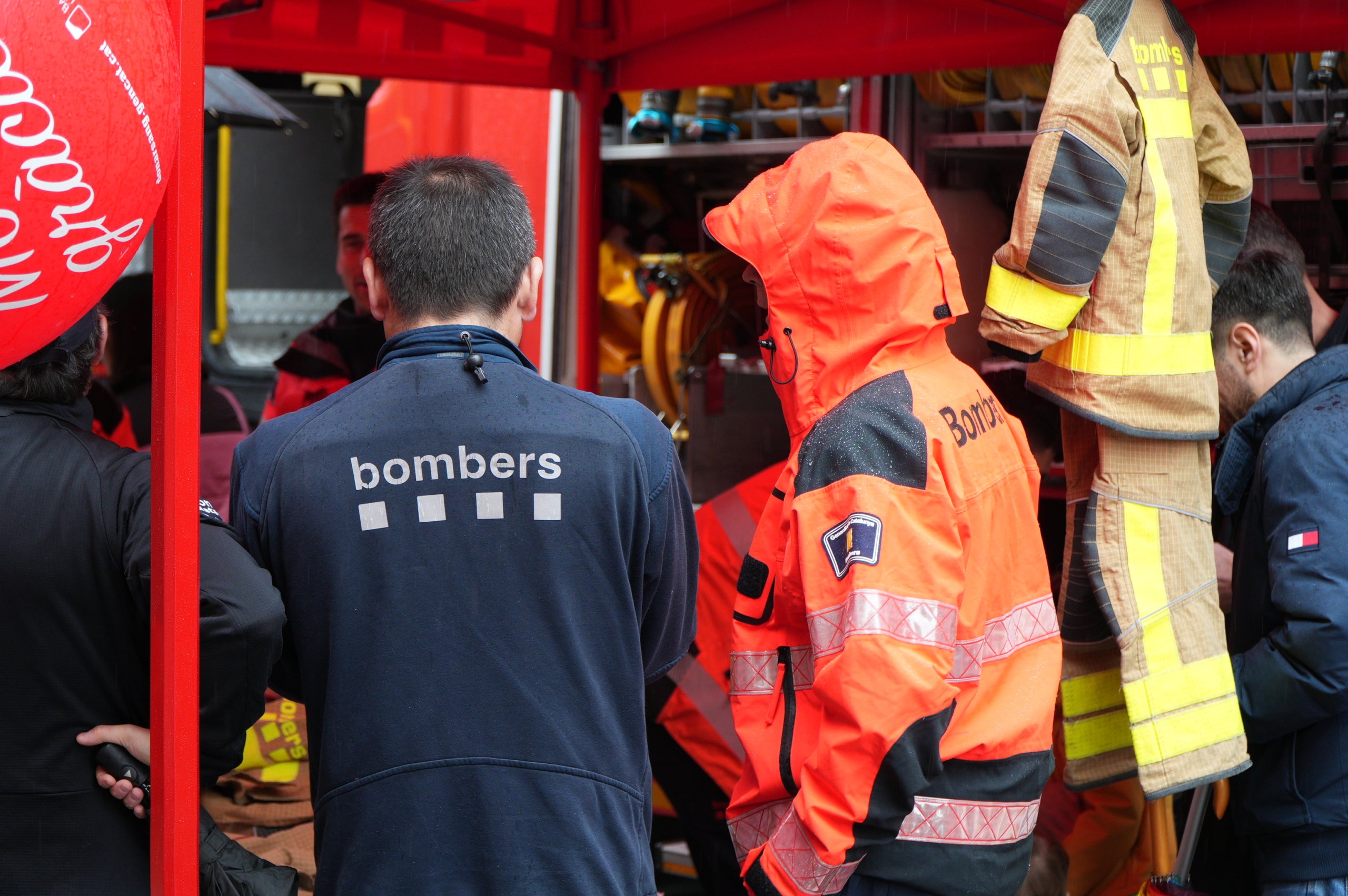 Terrassa ha obert el saló de Plens de l'Ajuntament per acollir la campanya de donació de sang dels Bombers i el Banc de Sang. Malgrat que el clima no ha acompanyat, centenars de persones s'han reunit al Raval de Montserrat per mostrar la seva cara més solidaria i donar sang. La jornada també ha comptat amb la participació d'entitats culturals i socials de Terrassa; com els Diables de Terrassa, els Minyons de Terrassa, Castellers de Terrassa, els Diables de Sant Pere Nord, el Drac de terrassa, els Gegants de Terrassa, entre moltes d'altres | Jan Romero