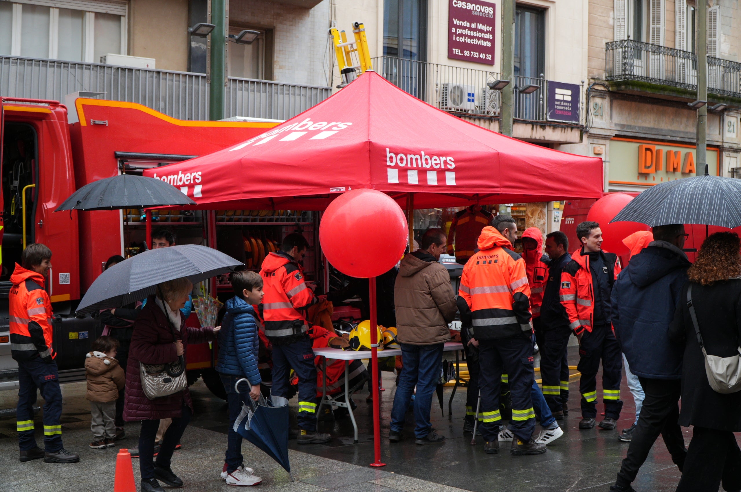 Terrassa ha obert el saló de Plens de l'Ajuntament per acollir la campanya de donació de sang dels Bombers i el Banc de Sang. Malgrat que el clima no ha acompanyat, centenars de persones s'han reunit al Raval de Montserrat per mostrar la seva cara més solidaria i donar sang. La jornada també ha comptat amb la participació d'entitats culturals i socials de Terrassa; com els Diables de Terrassa, els Minyons de Terrassa, Castellers de Terrassa, els Diables de Sant Pere Nord, el Drac de terrassa, els Gegants de Terrassa, entre moltes d'altres | Jan Romero