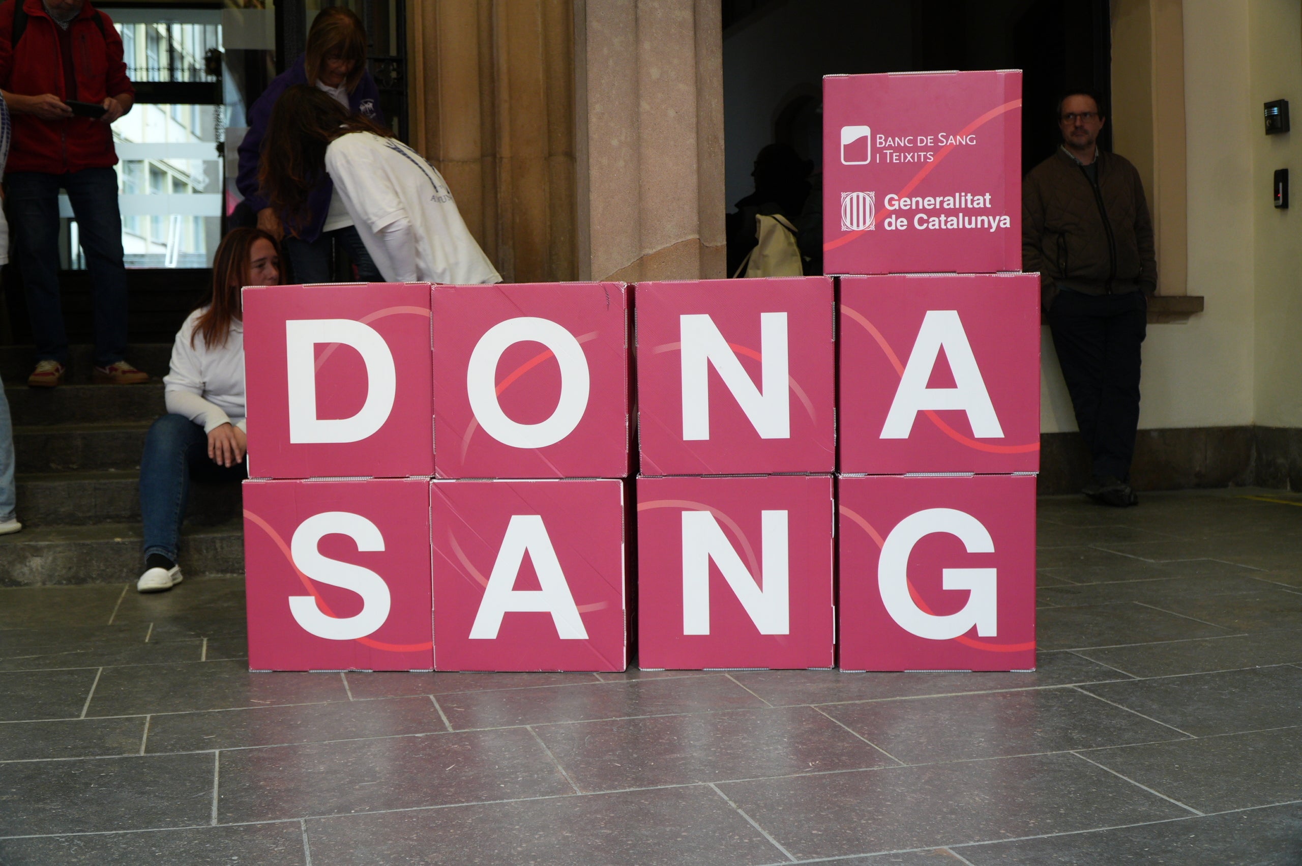 Terrassa ha obert el saló de Plens de l'Ajuntament per acollir la campanya de donació de sang dels Bombers i el Banc de Sang. Malgrat que el clima no ha acompanyat, centenars de persones s'han reunit al Raval de Montserrat per mostrar la seva cara més solidaria i donar sang. La jornada també ha comptat amb la participació d'entitats culturals i socials de Terrassa; com els Diables de Terrassa, els Minyons de Terrassa, Castellers de Terrassa, els Diables de Sant Pere Nord, el Drac de terrassa, els Gegants de Terrassa, entre moltes d'altres | Jan Romero