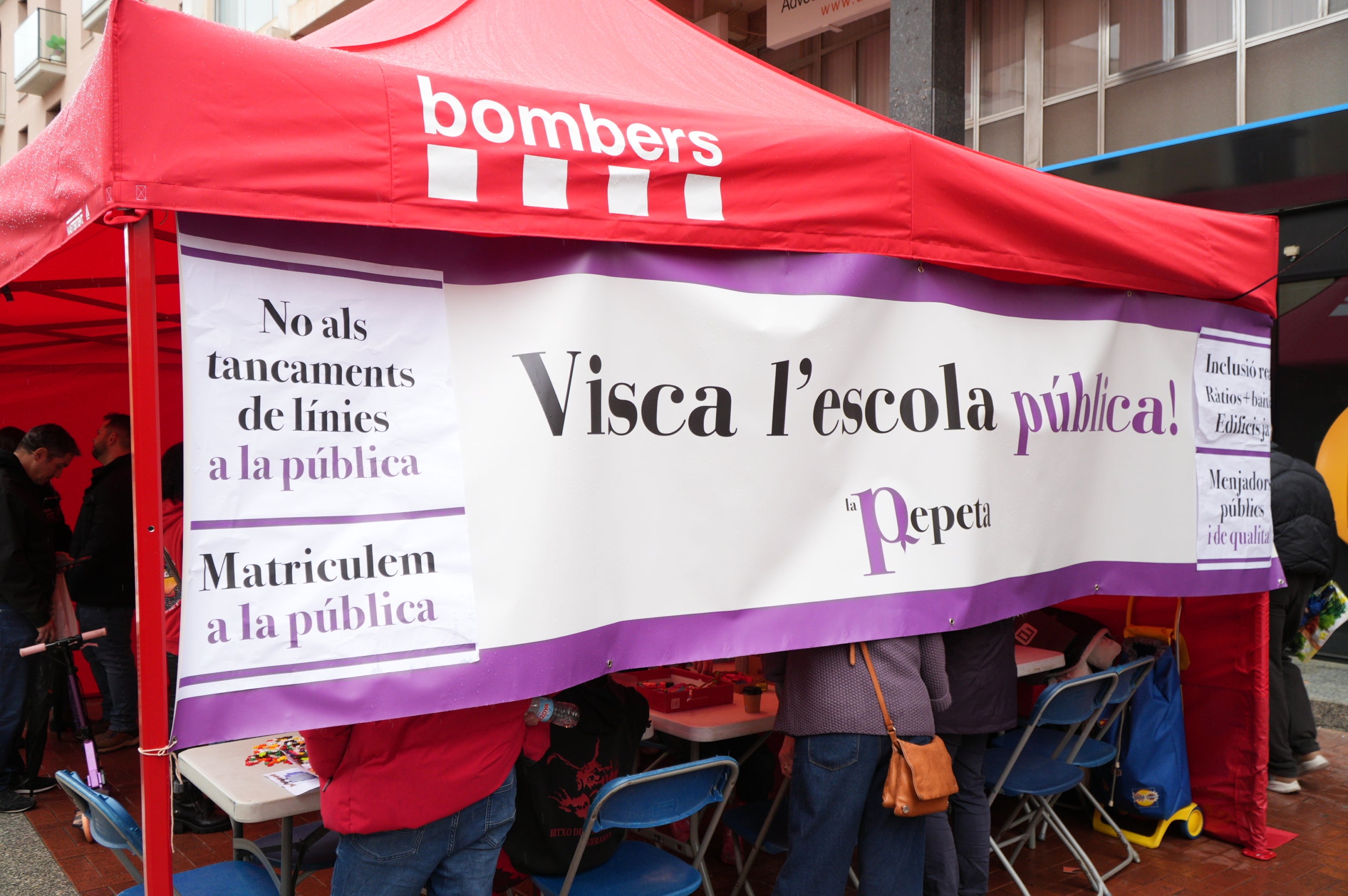 Terrassa ha obert el saló de Plens de l'Ajuntament per acollir la campanya de donació de sang dels Bombers i el Banc de Sang. Malgrat que el clima no ha acompanyat, centenars de persones s'han reunit al Raval de Montserrat per mostrar la seva cara més solidaria i donar sang. La jornada també ha comptat amb la participació d'entitats culturals i socials de Terrassa; com els Diables de Terrassa, els Minyons de Terrassa, Castellers de Terrassa, els Diables de Sant Pere Nord, el Drac de terrassa, els Gegants de Terrassa, entre moltes d'altres | Jan Romero