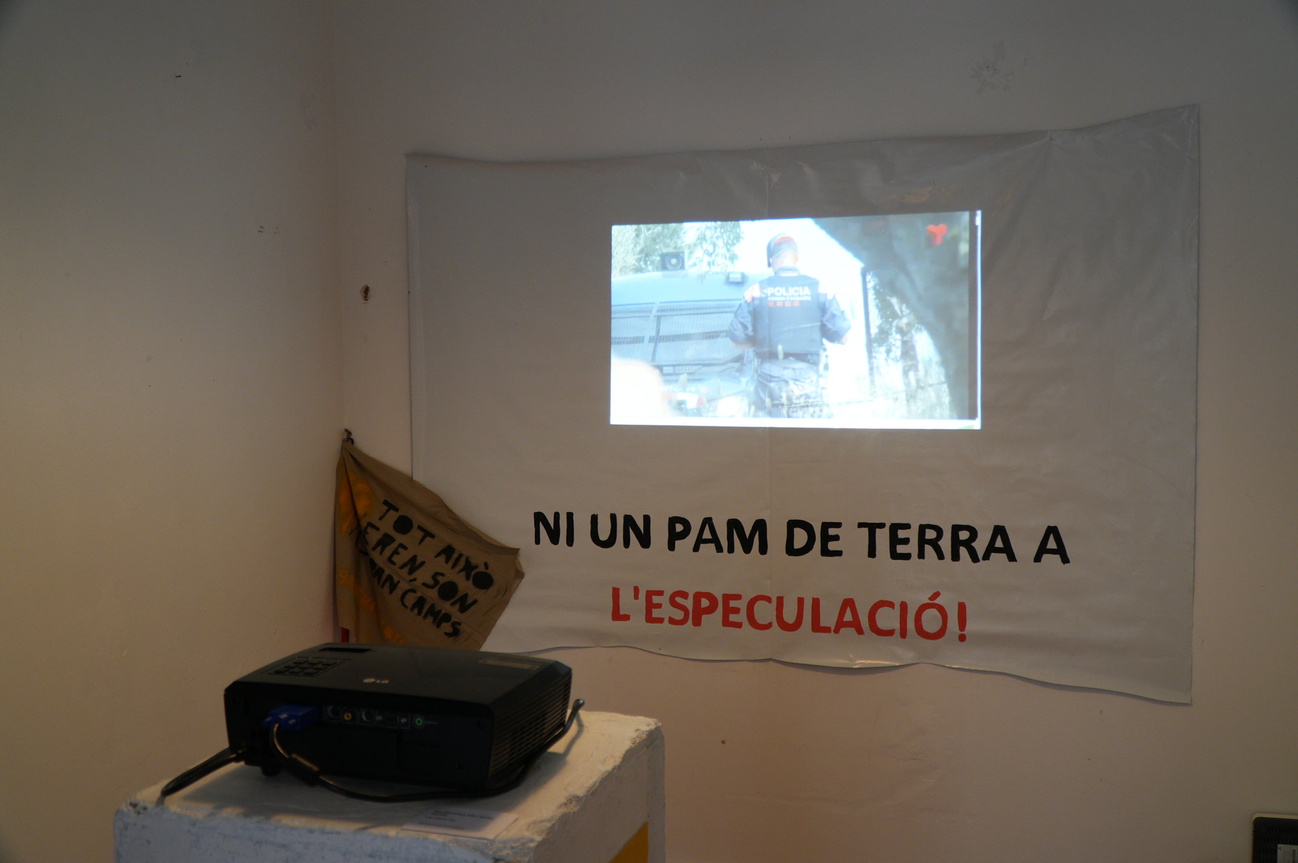 El Corralito Centre de Creació Artística ha acollit aquest cap de setmana una nova edició de la Qlectiva, una exposició col·lectiva que reuneix artistes i projectes de la ciutat i del territori al voltant d’un mateix concepte. En aquesta ocasió, la mostra ha girat al voltant dels conceptes de casa, habitatge, llar i ocupació. En aquesta edició s’han presentat un total de 19 propostes, que inclouen instal·lacions artístiques, pintura, fotografia, performances i altres formats contemporanis, així com la participació d’entitats i moviments socials de la ciutat de Terrassa,