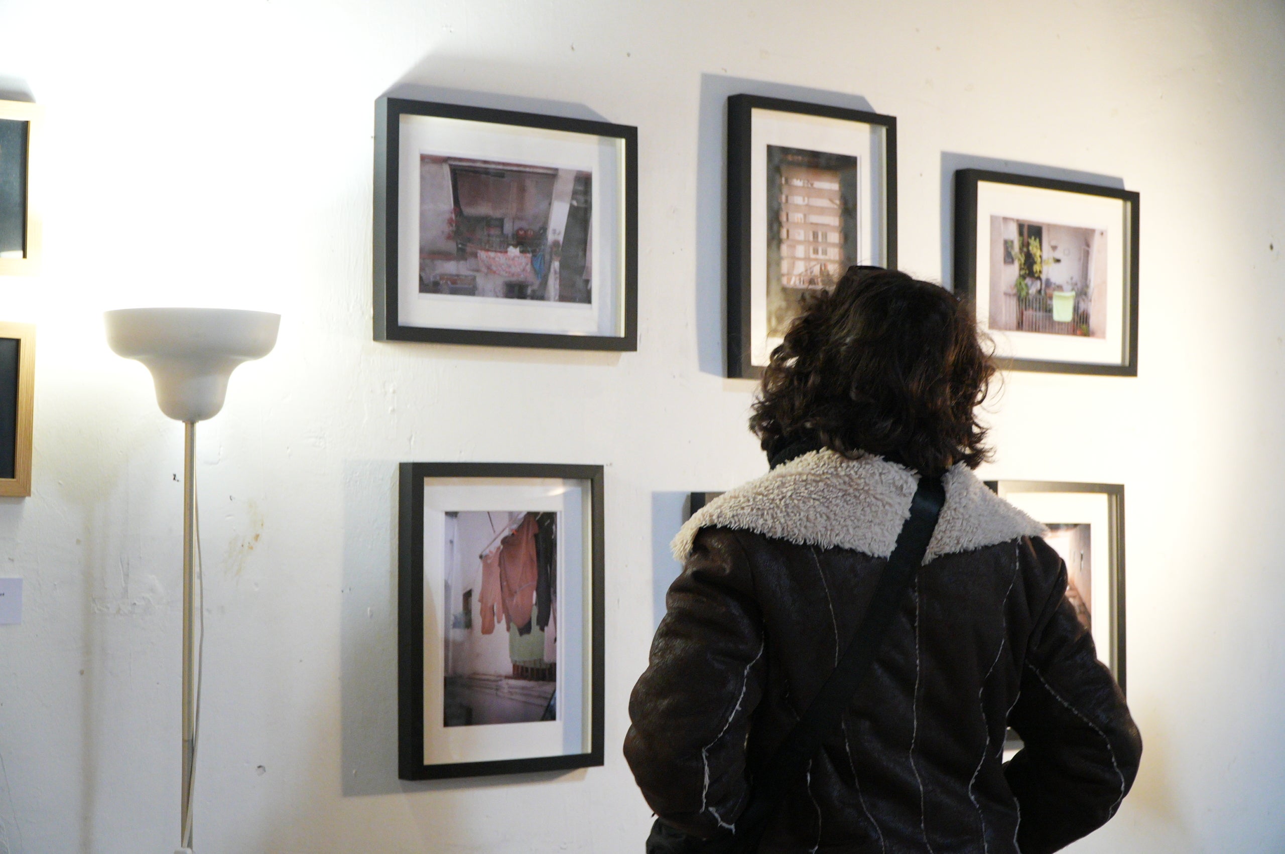 El Corralito Centre de Creació Artística ha acollit aquest cap de setmana una nova edició de la Qlectiva, una exposició col·lectiva que reuneix artistes i projectes de la ciutat i del territori al voltant d’un mateix concepte. En aquesta ocasió, la mostra ha girat al voltant dels conceptes de casa, habitatge, llar i ocupació. En aquesta edició s’han presentat un total de 19 propostes, que inclouen instal·lacions artístiques, pintura, fotografia, performances i altres formats contemporanis, així com la participació d’entitats i moviments socials de la ciutat de Terrassa,