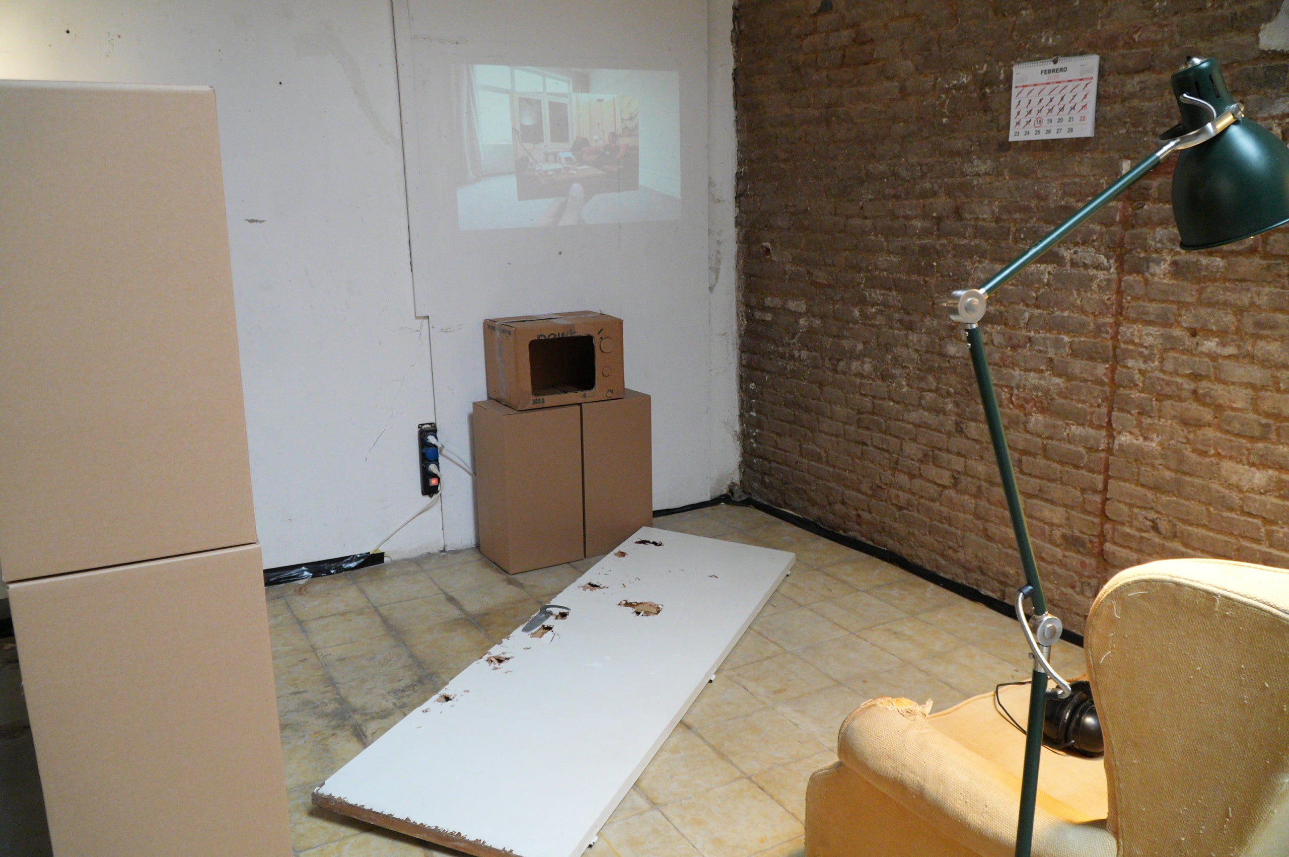 El Corralito Centre de Creació Artística ha acollit aquest cap de setmana una nova edició de la Qlectiva, una exposició col·lectiva que reuneix artistes i projectes de la ciutat i del territori al voltant d’un mateix concepte. En aquesta ocasió, la mostra ha girat al voltant dels conceptes de casa, habitatge, llar i ocupació. En aquesta edició s’han presentat un total de 19 propostes, que inclouen instal·lacions artístiques, pintura, fotografia, performances i altres formats contemporanis, així com la participació d’entitats i moviments socials de la ciutat de Terrassa,