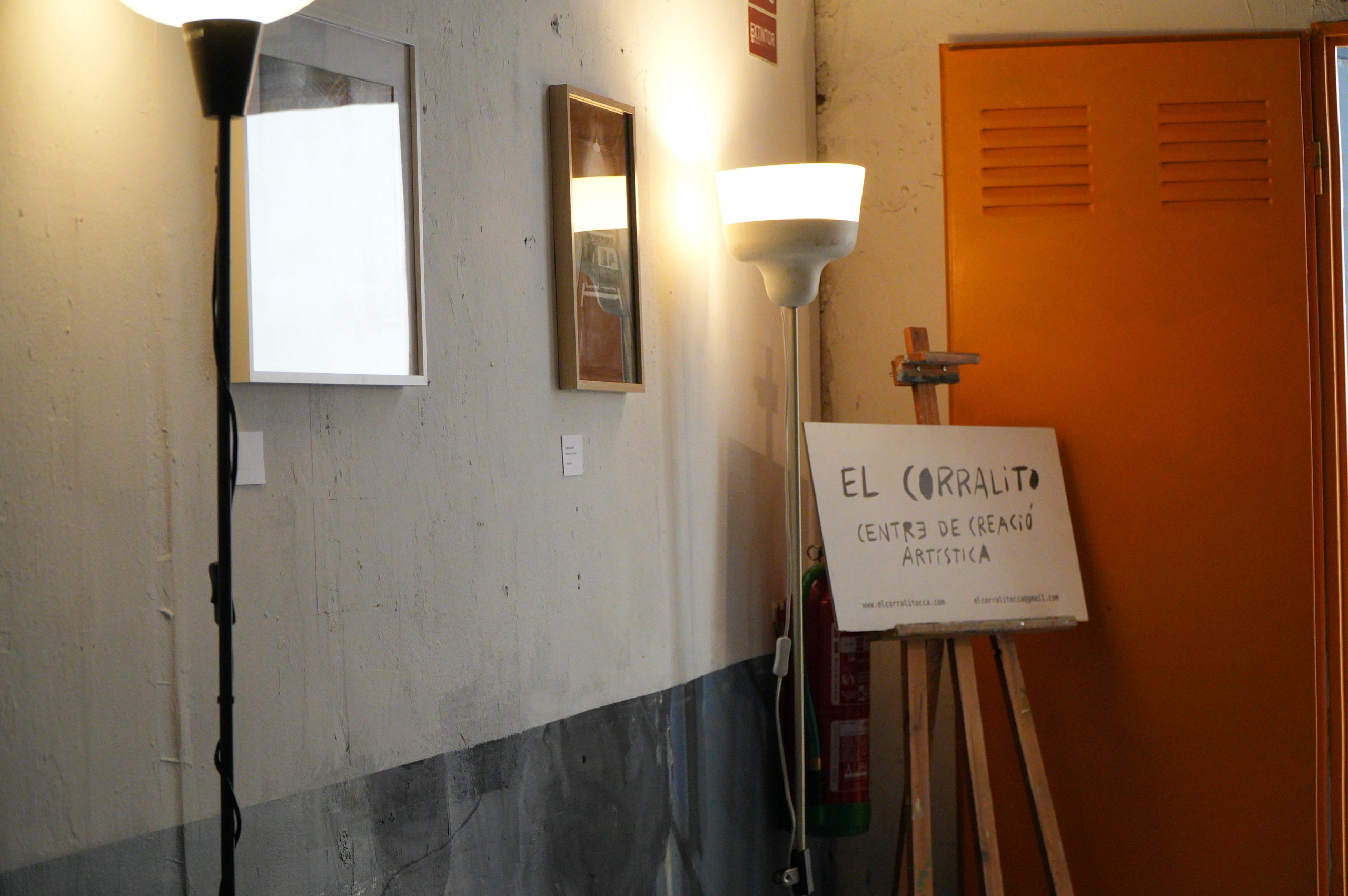 El Corralito Centre de Creació Artística ha acollit aquest cap de setmana una nova edició de la Qlectiva, una exposició col·lectiva que reuneix artistes i projectes de la ciutat i del territori al voltant d’un mateix concepte. En aquesta ocasió, la mostra ha girat al voltant dels conceptes de casa, habitatge, llar i ocupació. En aquesta edició s’han presentat un total de 19 propostes, que inclouen instal·lacions artístiques, pintura, fotografia, performances i altres formats contemporanis, així com la participació d’entitats i moviments socials de la ciutat de Terrassa,