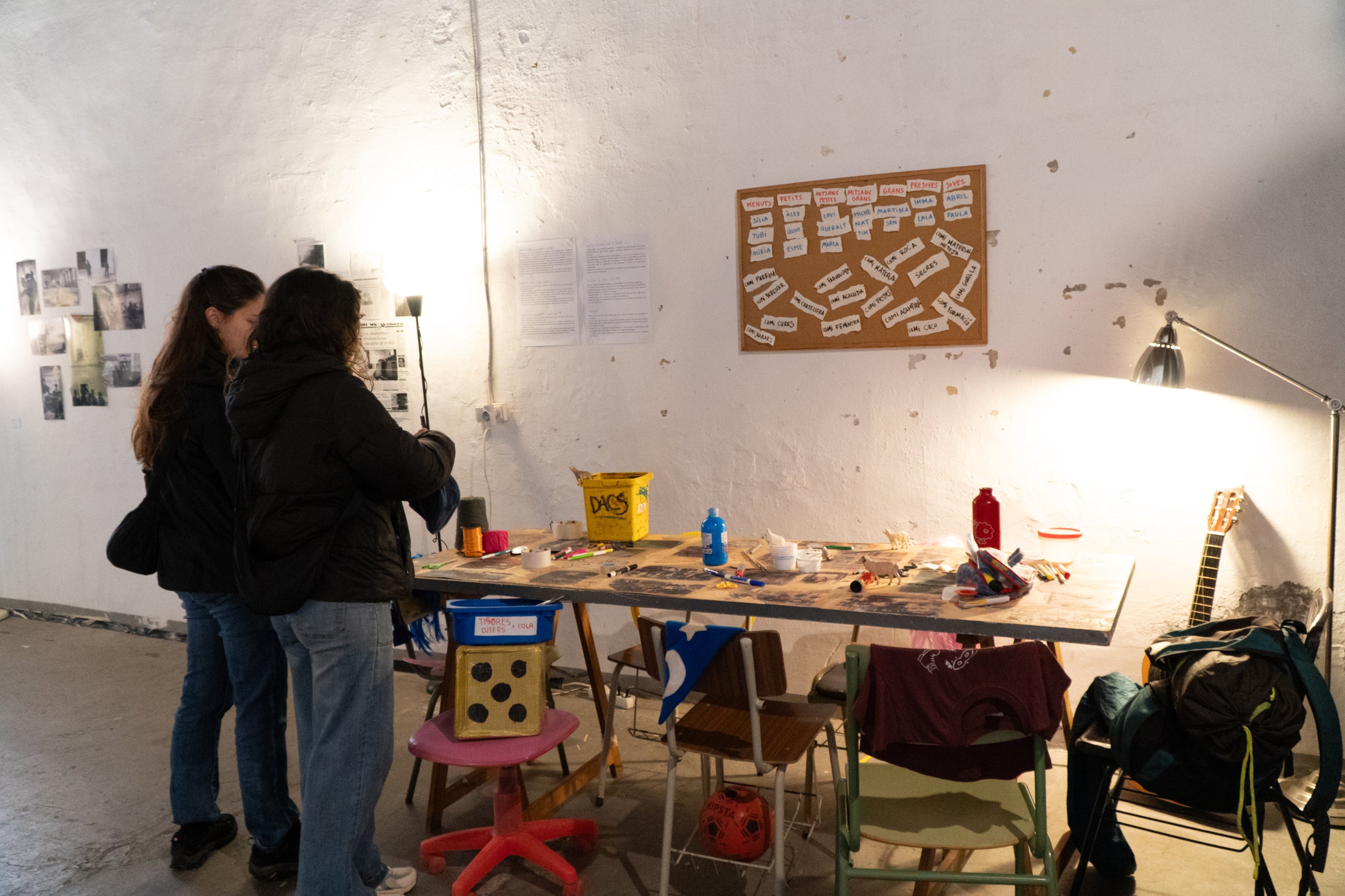 El Corralito Centre de Creació Artística ha acollit aquest cap de setmana una nova edició de la Qlectiva, una exposició col·lectiva que reuneix artistes i projectes de la ciutat i del territori al voltant d’un mateix concepte. En aquesta ocasió, la mostra ha girat al voltant dels conceptes de casa, habitatge, llar i ocupació. En aquesta edició s’han presentat un total de 19 propostes, que inclouen instal·lacions artístiques, pintura, fotografia, performances i altres formats contemporanis, així com la participació d’entitats i moviments socials de la ciutat de Terrassa,