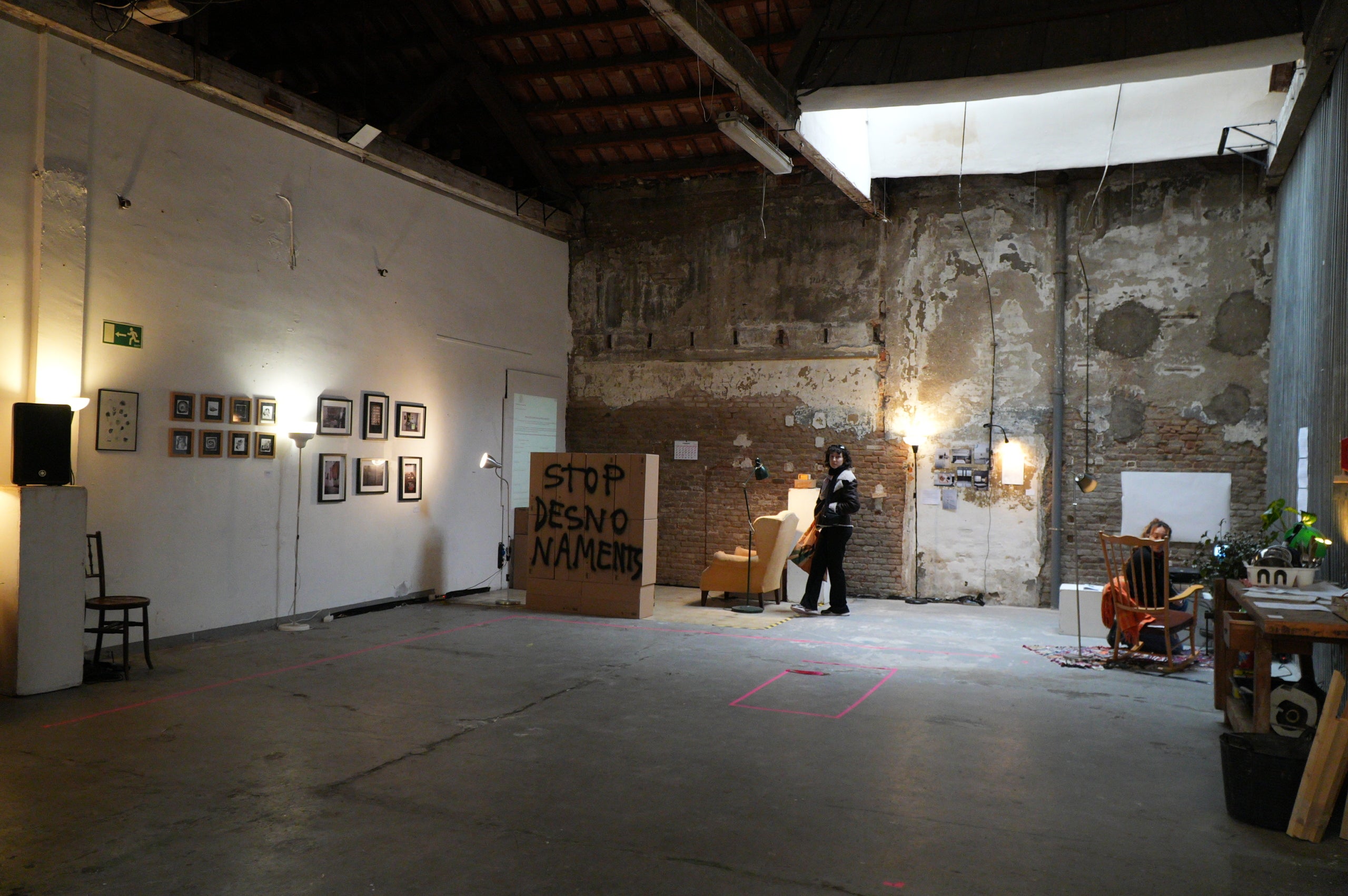 El Corralito Centre de Creació Artística ha acollit aquest cap de setmana una nova edició de la Qlectiva, una exposició col·lectiva que reuneix artistes i projectes de la ciutat i del territori al voltant d’un mateix concepte. En aquesta ocasió, la mostra ha girat al voltant dels conceptes de casa, habitatge, llar i ocupació. En aquesta edició s’han presentat un total de 19 propostes, que inclouen instal·lacions artístiques, pintura, fotografia, performances i altres formats contemporanis, així com la participació d’entitats i moviments socials de la ciutat de Terrassa,