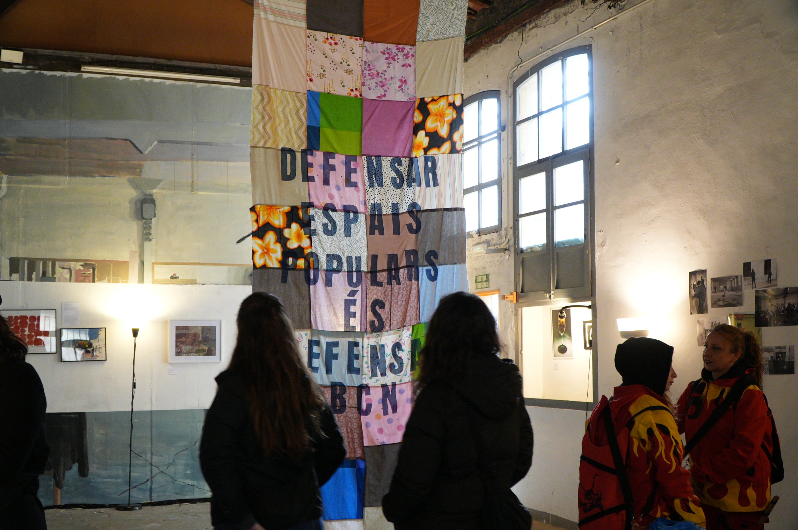 El Corralito Centre de Creació Artística ha acollit aquest cap de setmana una nova edició de la Qlectiva, una exposició col·lectiva que reuneix artistes i projectes de la ciutat i del territori al voltant d’un mateix concepte. En aquesta ocasió, la mostra ha girat al voltant dels conceptes de casa, habitatge, llar i ocupació. En aquesta edició s’han presentat un total de 19 propostes, que inclouen instal·lacions artístiques, pintura, fotografia, performances i altres formats contemporanis, així com la participació d’entitats i moviments socials de la ciutat de Terrassa,