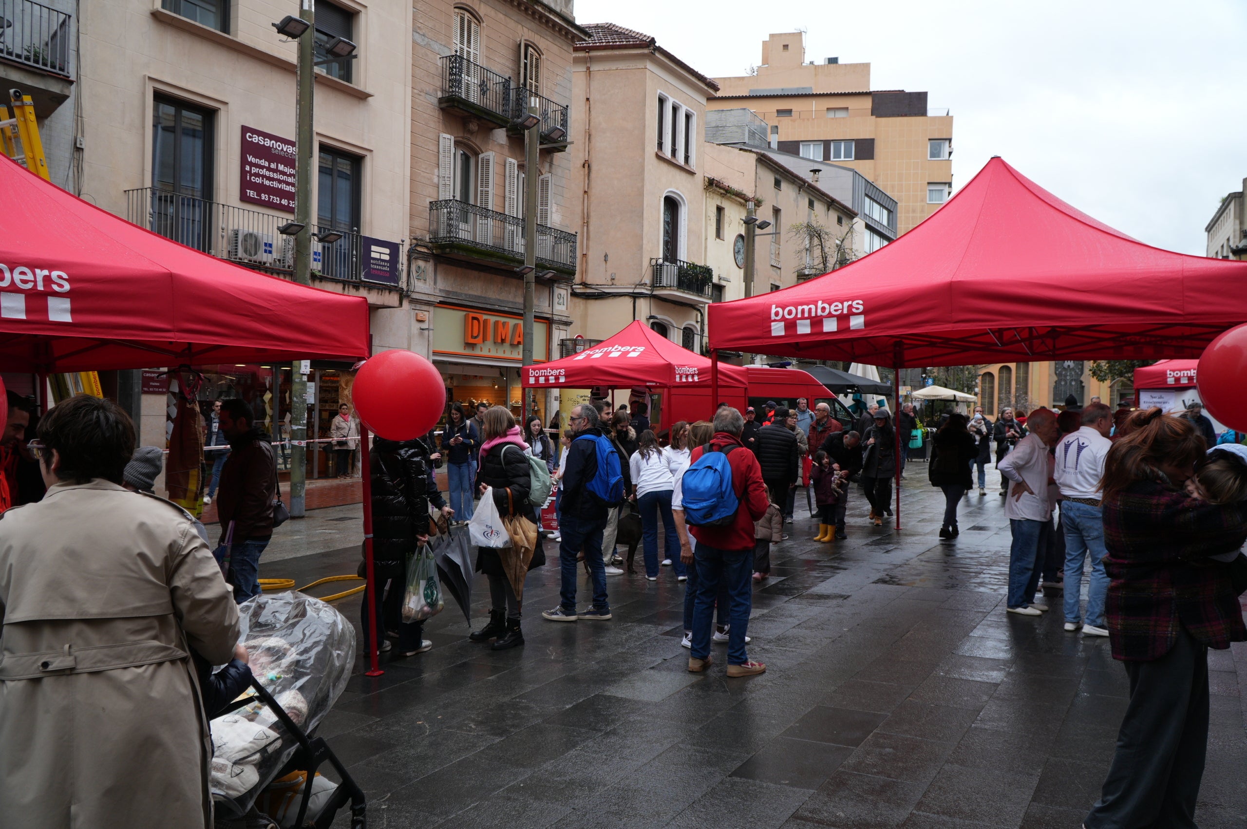 Terrassa ha obert el saló de Plens de l'Ajuntament per acollir la campanya de donació de sang dels Bombers i el Banc de Sang. Malgrat que el clima no ha acompanyat, centenars de persones s'han reunit al Raval de Montserrat per mostrar la seva cara més solidaria i donar sang. La jornada també ha comptat amb la participació d'entitats culturals i socials de Terrassa; com els Diables de Terrassa, els Minyons de Terrassa, Castellers de Terrassa, els Diables de Sant Pere Nord, el Drac de terrassa, els Gegants de Terrassa, entre moltes d'altres | Jan Romero