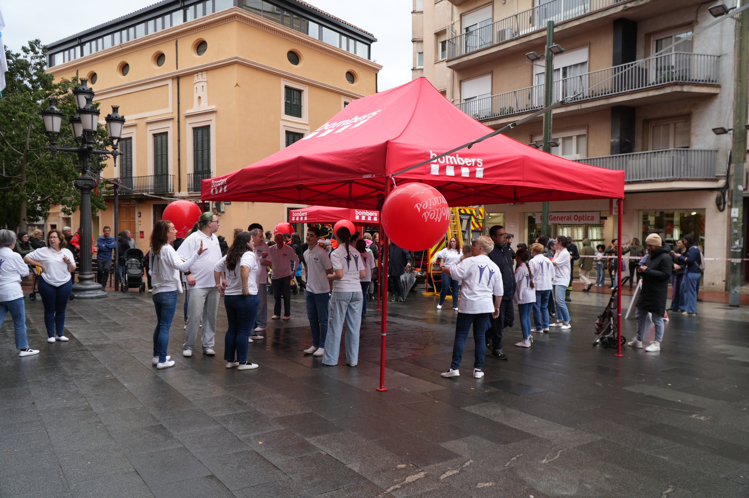 Terrassa ha obert el saló de Plens de l'Ajuntament per acollir la campanya de donació de sang dels Bombers i el Banc de Sang. Malgrat que el clima no ha acompanyat, centenars de persones s'han reunit al Raval de Montserrat per mostrar la seva cara més solidaria i donar sang. La jornada també ha comptat amb la participació d'entitats culturals i socials de Terrassa; com els Diables de Terrassa, els Minyons de Terrassa, Castellers de Terrassa, els Diables de Sant Pere Nord, el Drac de terrassa, els Gegants de Terrassa, entre moltes d'altres | Jan Romero