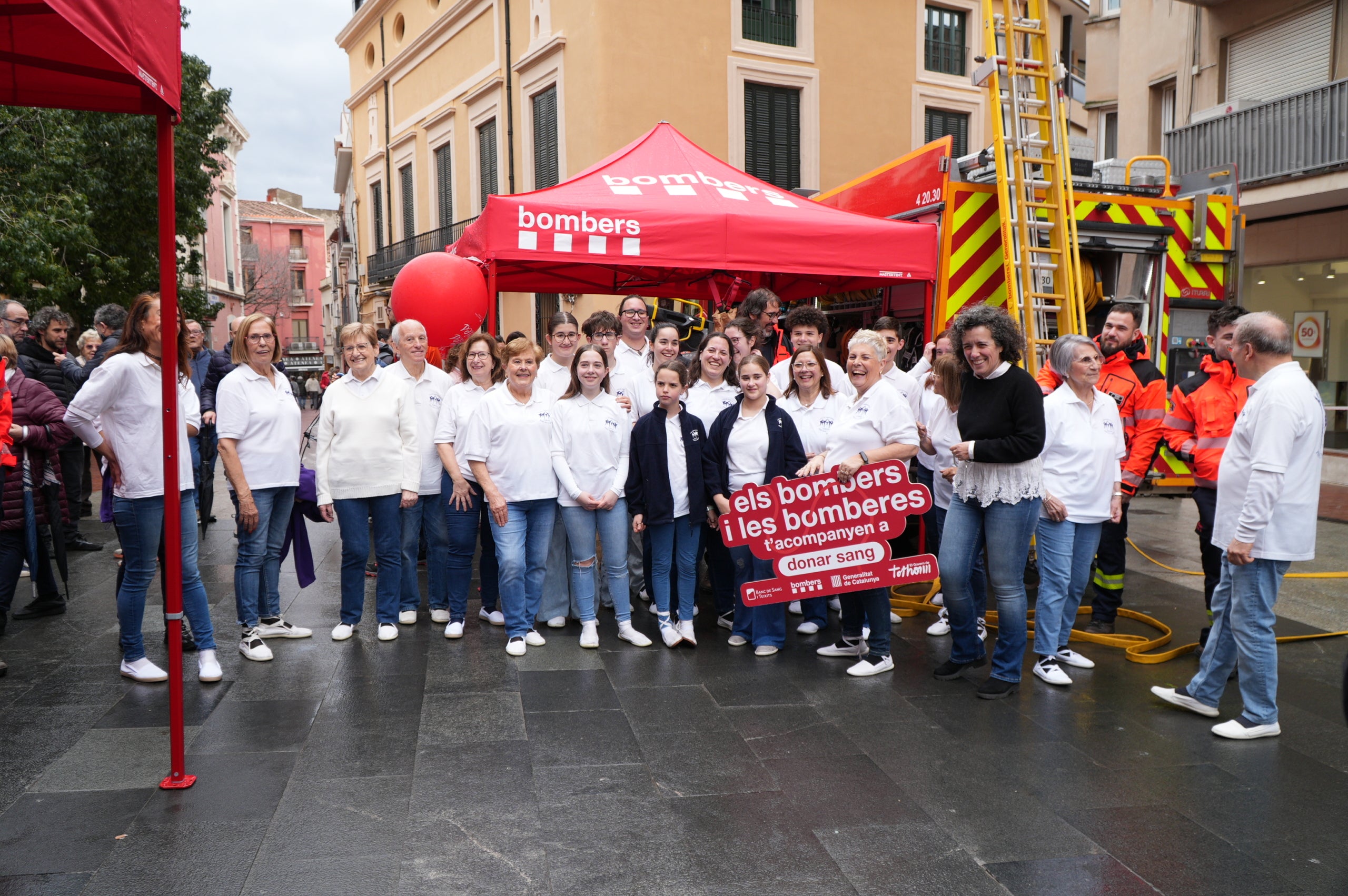 Terrassa ha obert el saló de Plens de l'Ajuntament per acollir la campanya de donació de sang dels Bombers i el Banc de Sang. Malgrat que el clima no ha acompanyat, centenars de persones s'han reunit al Raval de Montserrat per mostrar la seva cara més solidaria i donar sang. La jornada també ha comptat amb la participació d'entitats culturals i socials de Terrassa; com els Diables de Terrassa, els Minyons de Terrassa, Castellers de Terrassa, els Diables de Sant Pere Nord, el Drac de terrassa, els Gegants de Terrassa, entre moltes d'altres | Jan Romero