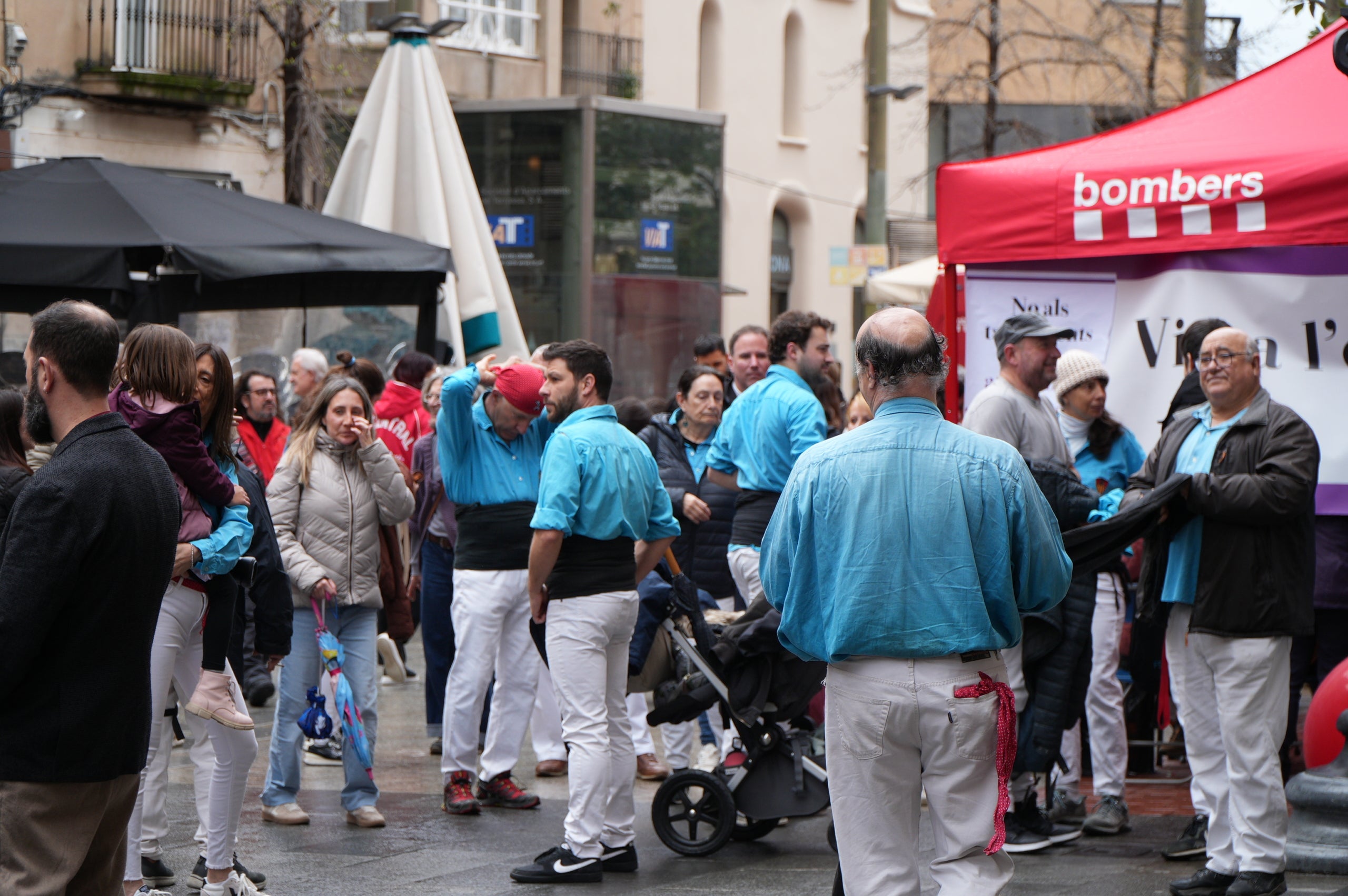 Terrassa ha obert el saló de Plens de l'Ajuntament per acollir la campanya de donació de sang dels Bombers i el Banc de Sang. Malgrat que el clima no ha acompanyat, centenars de persones s'han reunit al Raval de Montserrat per mostrar la seva cara més solidaria i donar sang. La jornada també ha comptat amb la participació d'entitats culturals i socials de Terrassa; com els Diables de Terrassa, els Minyons de Terrassa, Castellers de Terrassa, els Diables de Sant Pere Nord, el Drac de terrassa, els Gegants de Terrassa, entre moltes d'altres | Jan Romero