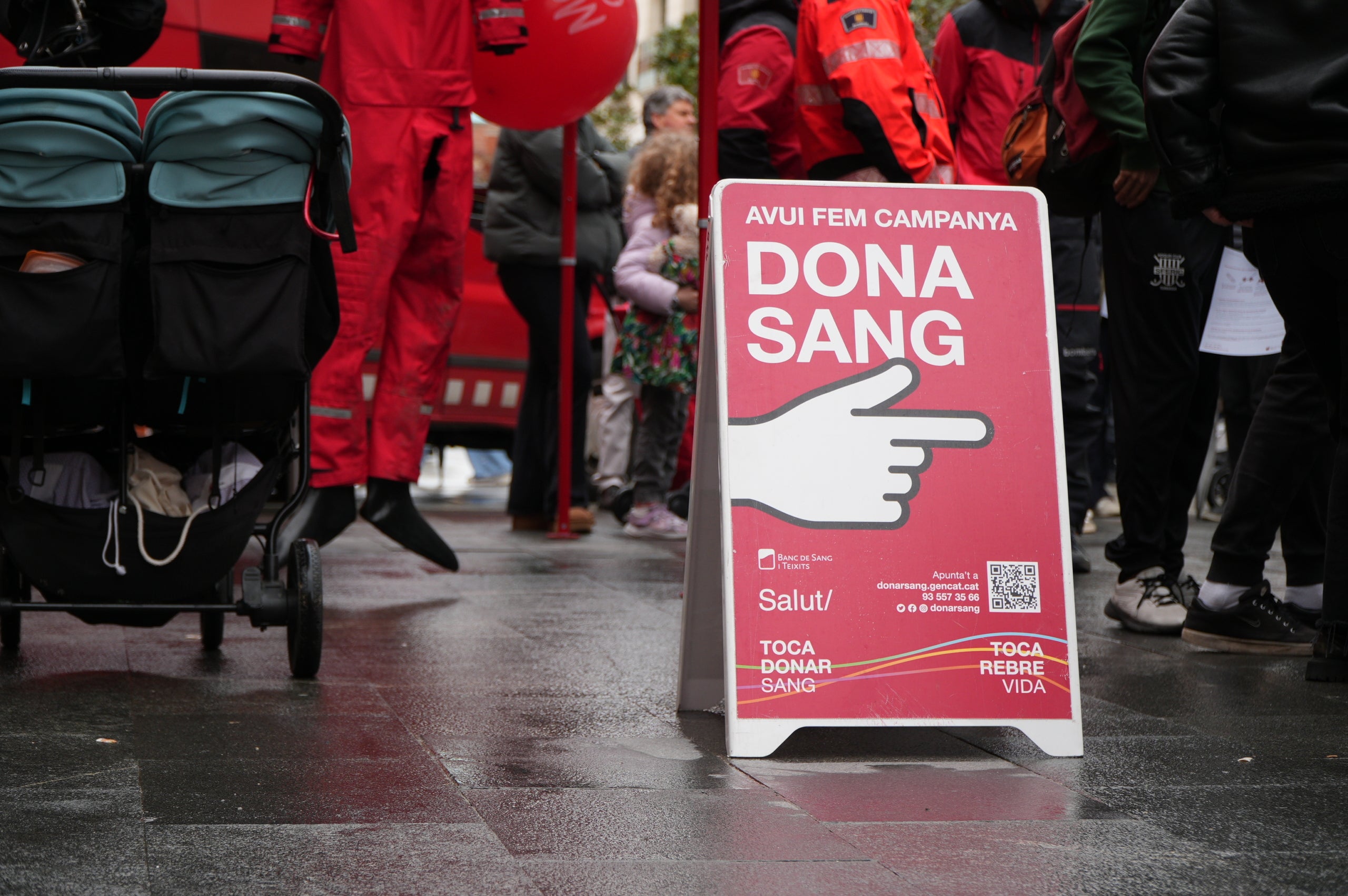 Terrassa ha obert el saló de Plens de l'Ajuntament per acollir la campanya de donació de sang dels Bombers i el Banc de Sang. Malgrat que el clima no ha acompanyat, centenars de persones s'han reunit al Raval de Montserrat per mostrar la seva cara més solidaria i donar sang. La jornada també ha comptat amb la participació d'entitats culturals i socials de Terrassa; com els Diables de Terrassa, els Minyons de Terrassa, Castellers de Terrassa, els Diables de Sant Pere Nord, el Drac de terrassa, els Gegants de Terrassa, entre moltes d'altres | Jan Romero