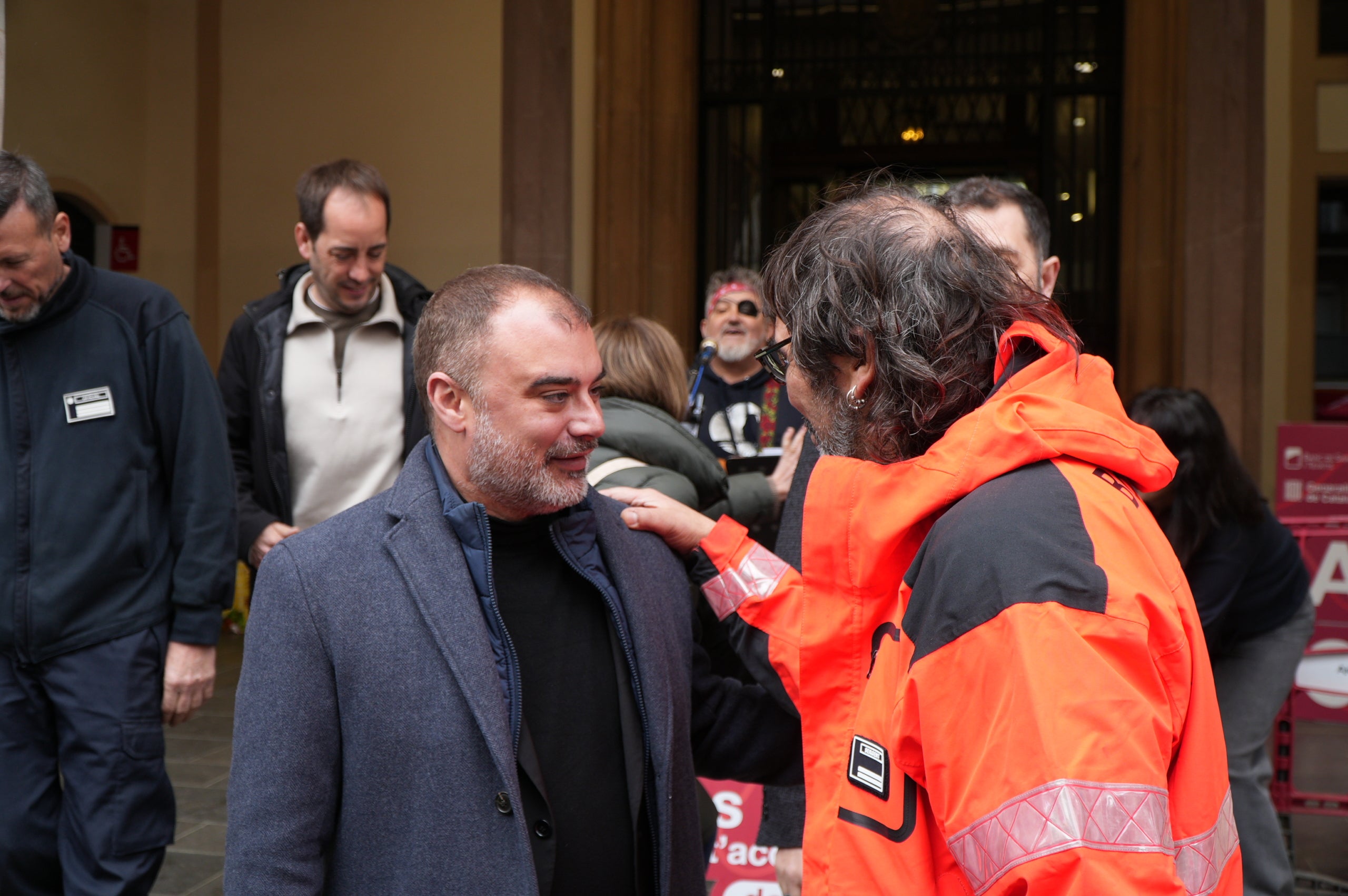 Terrassa ha obert el saló de Plens de l'Ajuntament per acollir la campanya de donació de sang dels Bombers i el Banc de Sang. Malgrat que el clima no ha acompanyat, centenars de persones s'han reunit al Raval de Montserrat per mostrar la seva cara més solidaria i donar sang. La jornada també ha comptat amb la participació d'entitats culturals i socials de Terrassa; com els Diables de Terrassa, els Minyons de Terrassa, Castellers de Terrassa, els Diables de Sant Pere Nord, el Drac de terrassa, els Gegants de Terrassa, entre moltes d'altres | Jan Romero