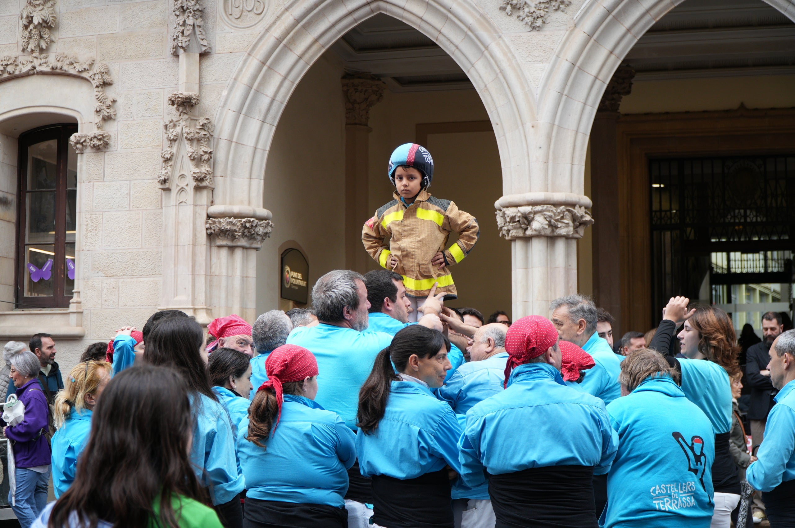 Terrassa ha obert el saló de Plens de l'Ajuntament per acollir la campanya de donació de sang dels Bombers i el Banc de Sang. Malgrat que el clima no ha acompanyat, centenars de persones s'han reunit al Raval de Montserrat per mostrar la seva cara més solidaria i donar sang. La jornada també ha comptat amb la participació d'entitats culturals i socials de Terrassa; com els Diables de Terrassa, els Minyons de Terrassa, Castellers de Terrassa, els Diables de Sant Pere Nord, el Drac de terrassa, els Gegants de Terrassa, entre moltes d'altres | Jan Romero