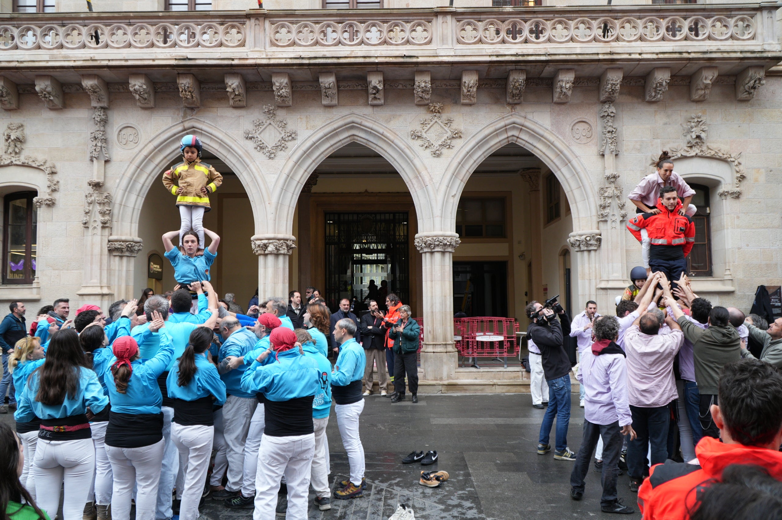 Terrassa ha obert el saló de Plens de l'Ajuntament per acollir la campanya de donació de sang dels Bombers i el Banc de Sang. Malgrat que el clima no ha acompanyat, centenars de persones s'han reunit al Raval de Montserrat per mostrar la seva cara més solidaria i donar sang. La jornada també ha comptat amb la participació d'entitats culturals i socials de Terrassa; com els Diables de Terrassa, els Minyons de Terrassa, Castellers de Terrassa, els Diables de Sant Pere Nord, el Drac de terrassa, els Gegants de Terrassa, entre moltes d'altres | Jan Romero