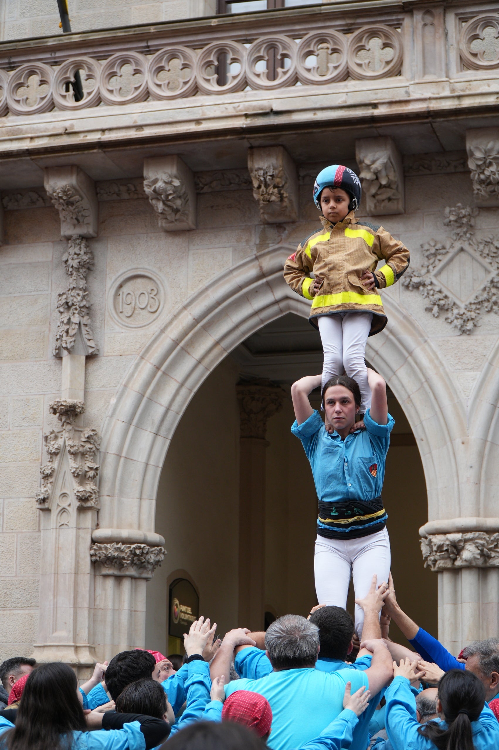 Terrassa ha obert el saló de Plens de l'Ajuntament per acollir la campanya de donació de sang dels Bombers i el Banc de Sang. Malgrat que el clima no ha acompanyat, centenars de persones s'han reunit al Raval de Montserrat per mostrar la seva cara més solidaria i donar sang. La jornada també ha comptat amb la participació d'entitats culturals i socials de Terrassa; com els Diables de Terrassa, els Minyons de Terrassa, Castellers de Terrassa, els Diables de Sant Pere Nord, el Drac de terrassa, els Gegants de Terrassa, entre moltes d'altres | Jan Romero