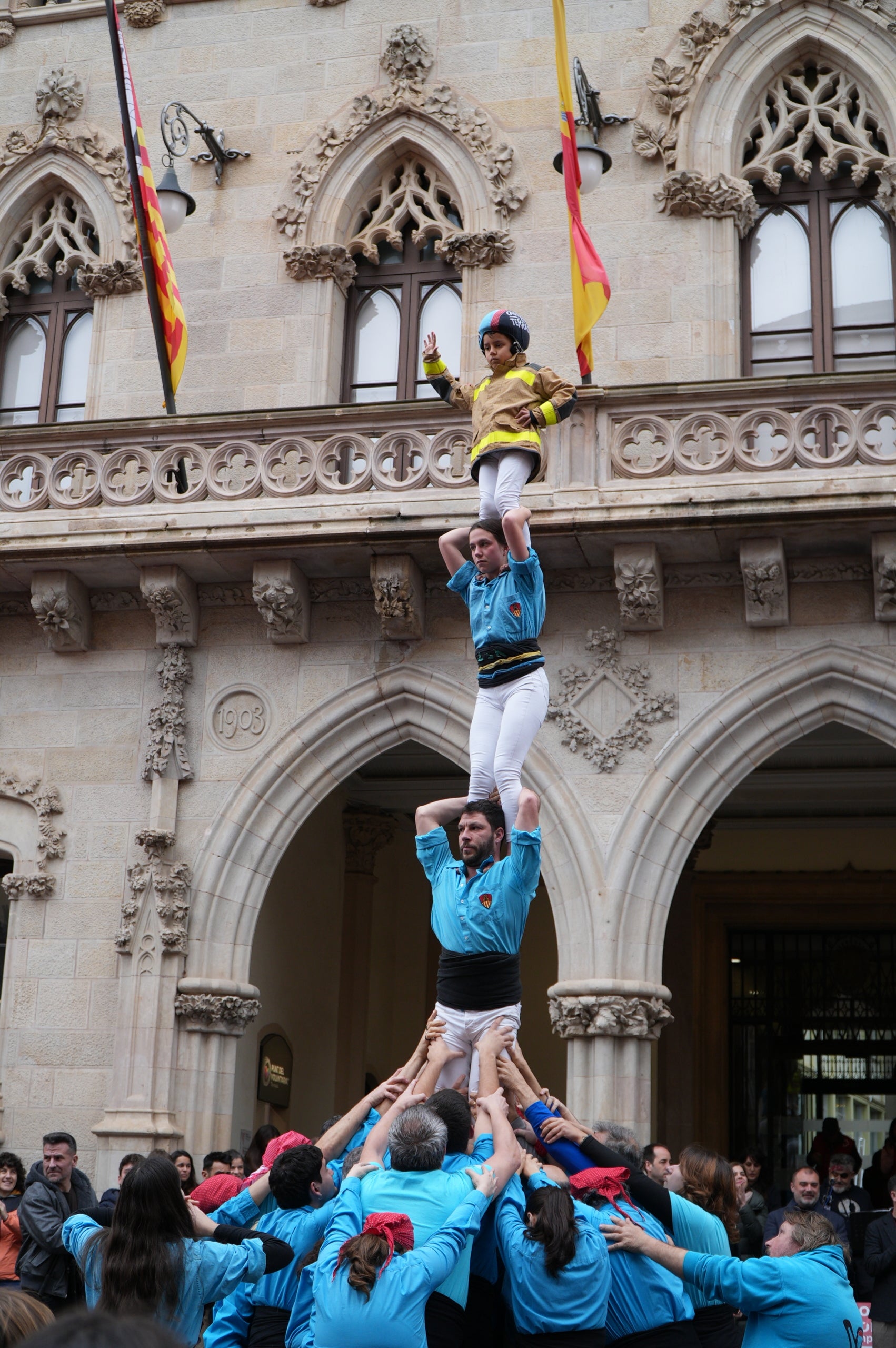 Terrassa ha obert el saló de Plens de l'Ajuntament per acollir la campanya de donació de sang dels Bombers i el Banc de Sang. Malgrat que el clima no ha acompanyat, centenars de persones s'han reunit al Raval de Montserrat per mostrar la seva cara més solidaria i donar sang. La jornada també ha comptat amb la participació d'entitats culturals i socials de Terrassa; com els Diables de Terrassa, els Minyons de Terrassa, Castellers de Terrassa, els Diables de Sant Pere Nord, el Drac de terrassa, els Gegants de Terrassa, entre moltes d'altres | Jan Romero