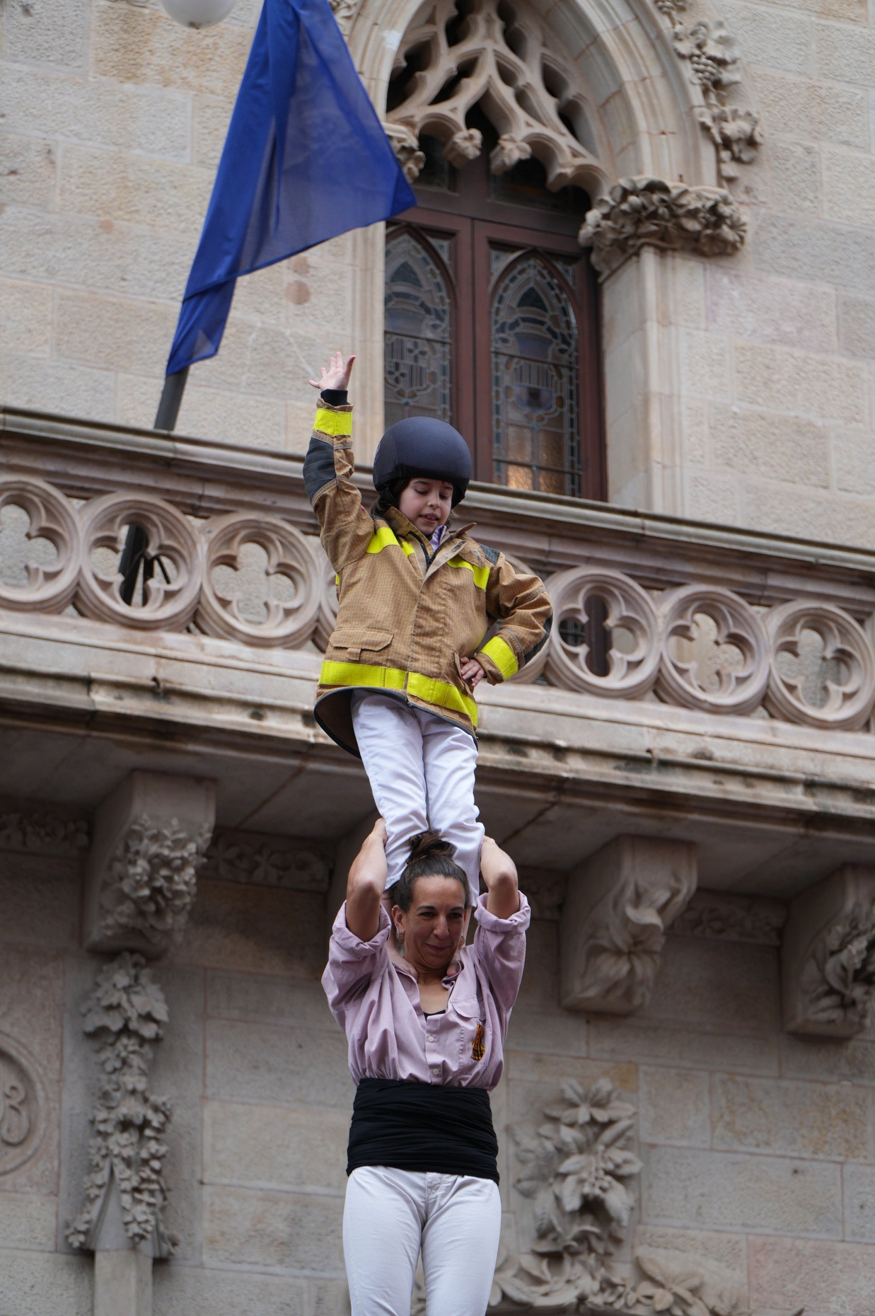 Terrassa ha obert el saló de Plens de l'Ajuntament per acollir la campanya de donació de sang dels Bombers i el Banc de Sang. Malgrat que el clima no ha acompanyat, centenars de persones s'han reunit al Raval de Montserrat per mostrar la seva cara més solidaria i donar sang. La jornada també ha comptat amb la participació d'entitats culturals i socials de Terrassa; com els Diables de Terrassa, els Minyons de Terrassa, Castellers de Terrassa, els Diables de Sant Pere Nord, el Drac de terrassa, els Gegants de Terrassa, entre moltes d'altres | Jan Romero
