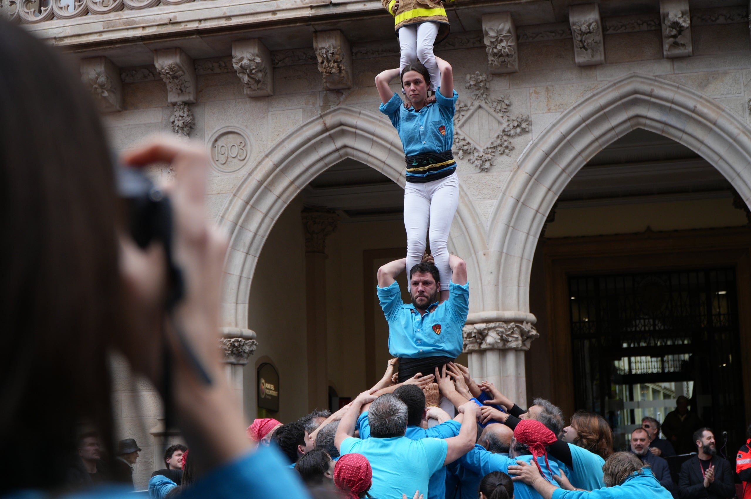 Terrassa ha obert el saló de Plens de l'Ajuntament per acollir la campanya de donació de sang dels Bombers i el Banc de Sang. Malgrat que el clima no ha acompanyat, centenars de persones s'han reunit al Raval de Montserrat per mostrar la seva cara més solidaria i donar sang. La jornada també ha comptat amb la participació d'entitats culturals i socials de Terrassa; com els Diables de Terrassa, els Minyons de Terrassa, Castellers de Terrassa, els Diables de Sant Pere Nord, el Drac de terrassa, els Gegants de Terrassa, entre moltes d'altres | Jan Romero