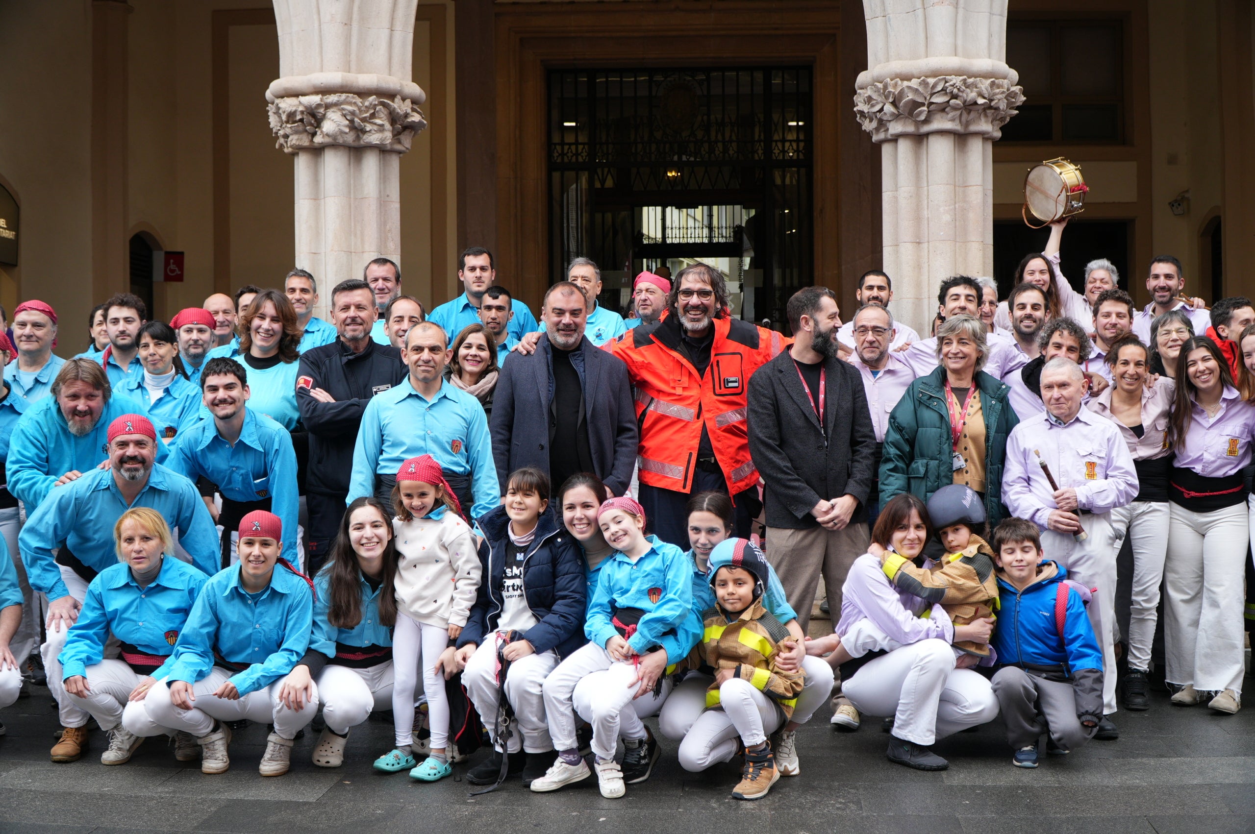 Terrassa ha obert el saló de Plens de l'Ajuntament per acollir la campanya de donació de sang dels Bombers i el Banc de Sang. Malgrat que el clima no ha acompanyat, centenars de persones s'han reunit al Raval de Montserrat per mostrar la seva cara més solidaria i donar sang. La jornada també ha comptat amb la participació d'entitats culturals i socials de Terrassa; com els Diables de Terrassa, els Minyons de Terrassa, Castellers de Terrassa, els Diables de Sant Pere Nord, el Drac de terrassa, els Gegants de Terrassa, entre moltes d'altres | Jan Romero