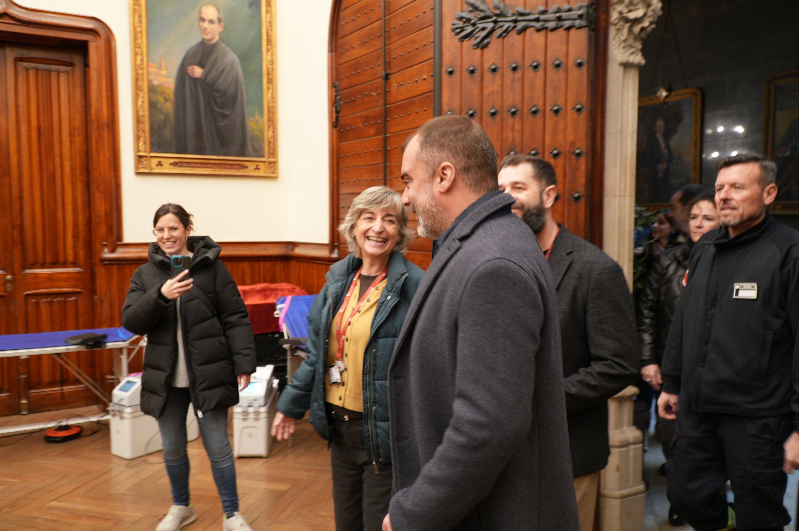 Terrassa ha obert el saló de Plens de l'Ajuntament per acollir la campanya de donació de sang dels Bombers i el Banc de Sang. Malgrat que el clima no ha acompanyat, centenars de persones s'han reunit al Raval de Montserrat per mostrar la seva cara més solidaria i donar sang. La jornada també ha comptat amb la participació d'entitats culturals i socials de Terrassa; com els Diables de Terrassa, els Minyons de Terrassa, Castellers de Terrassa, els Diables de Sant Pere Nord, el Drac de terrassa, els Gegants de Terrassa, entre moltes d'altres | Jan Romero