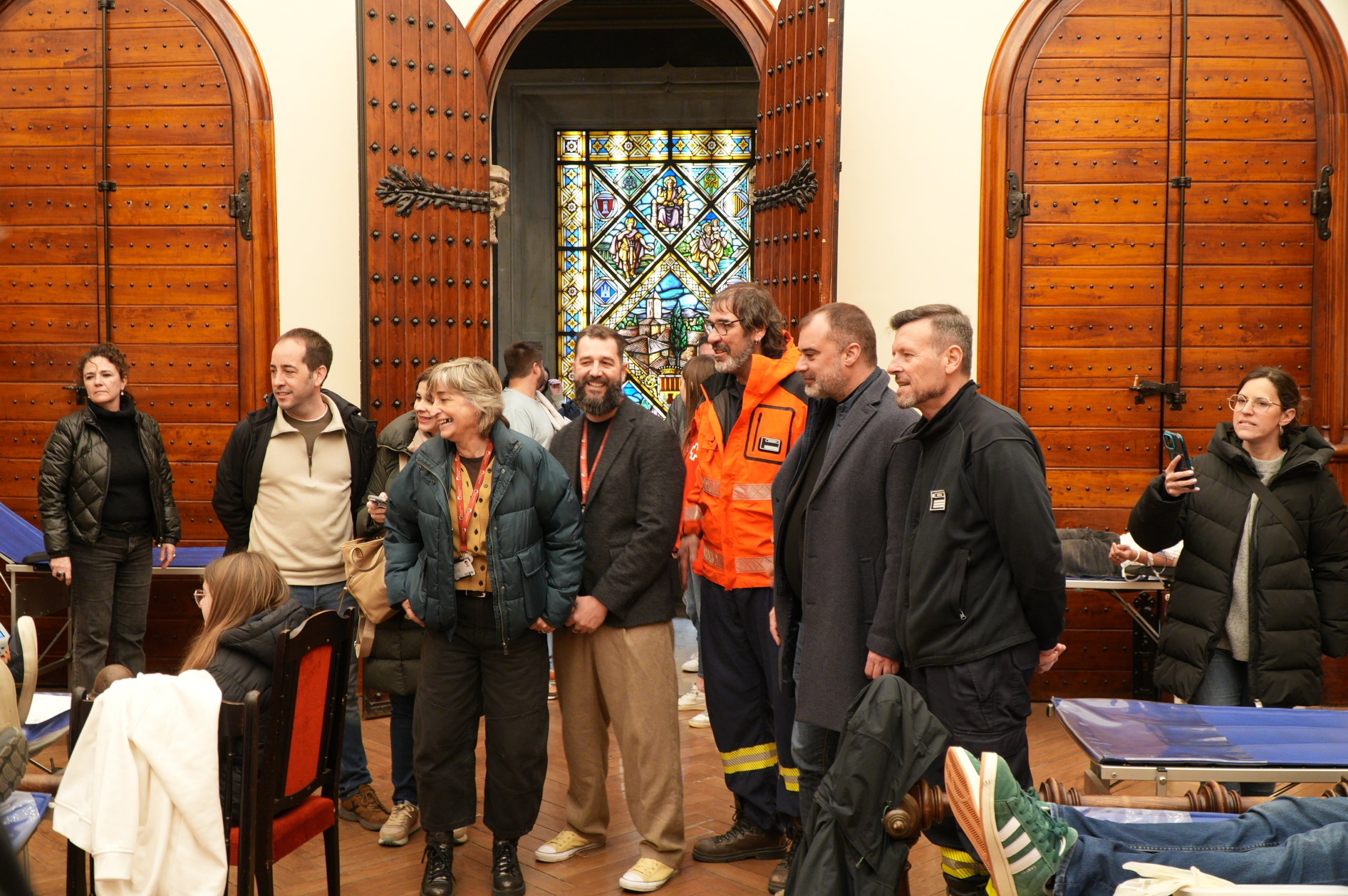 Terrassa ha obert el saló de Plens de l'Ajuntament per acollir la campanya de donació de sang dels Bombers i el Banc de Sang. Malgrat que el clima no ha acompanyat, centenars de persones s'han reunit al Raval de Montserrat per mostrar la seva cara més solidaria i donar sang. La jornada també ha comptat amb la participació d'entitats culturals i socials de Terrassa; com els Diables de Terrassa, els Minyons de Terrassa, Castellers de Terrassa, els Diables de Sant Pere Nord, el Drac de terrassa, els Gegants de Terrassa, entre moltes d'altres | Jan Romero