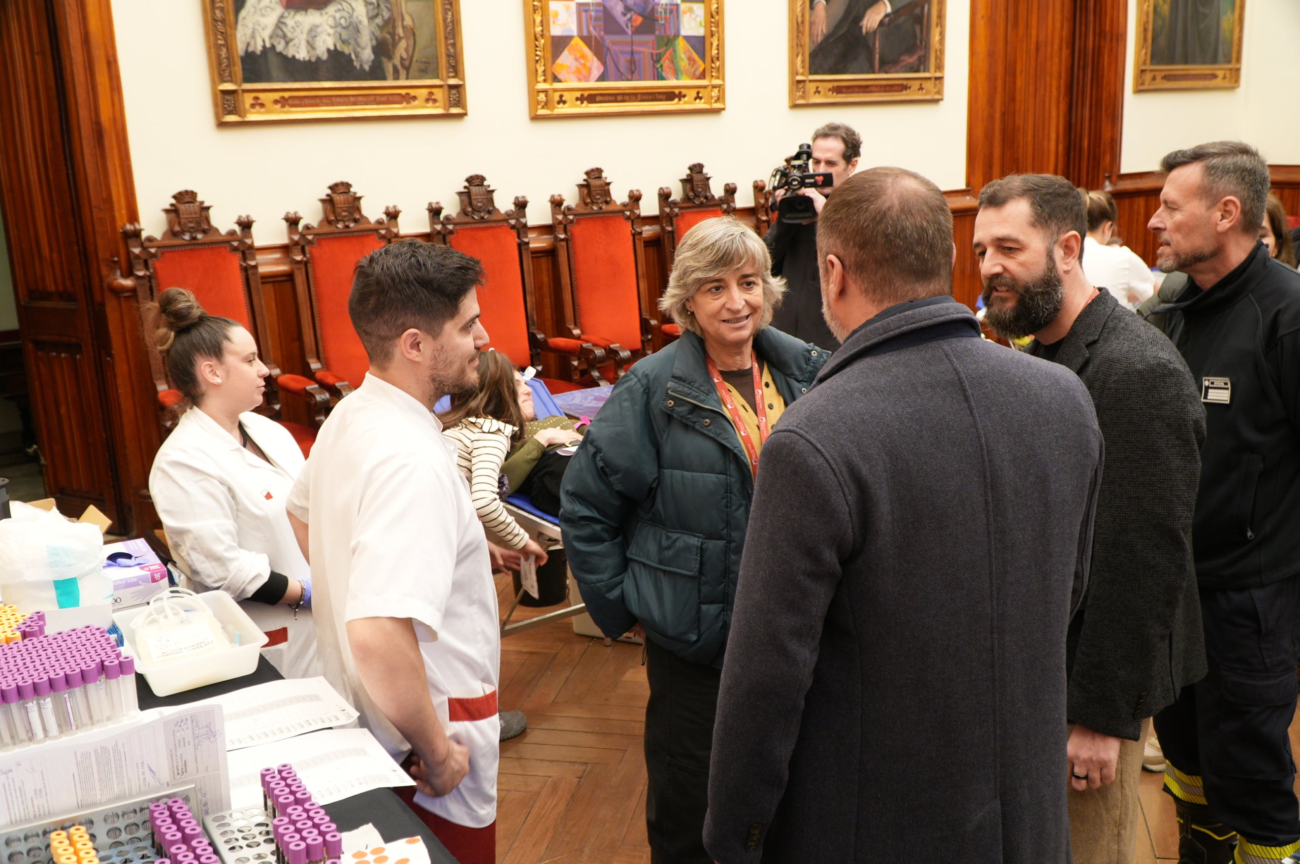 Terrassa ha obert el saló de Plens de l'Ajuntament per acollir la campanya de donació de sang dels Bombers i el Banc de Sang. Malgrat que el clima no ha acompanyat, centenars de persones s'han reunit al Raval de Montserrat per mostrar la seva cara més solidaria i donar sang. La jornada també ha comptat amb la participació d'entitats culturals i socials de Terrassa; com els Diables de Terrassa, els Minyons de Terrassa, Castellers de Terrassa, els Diables de Sant Pere Nord, el Drac de terrassa, els Gegants de Terrassa, entre moltes d'altres | Jan Romero