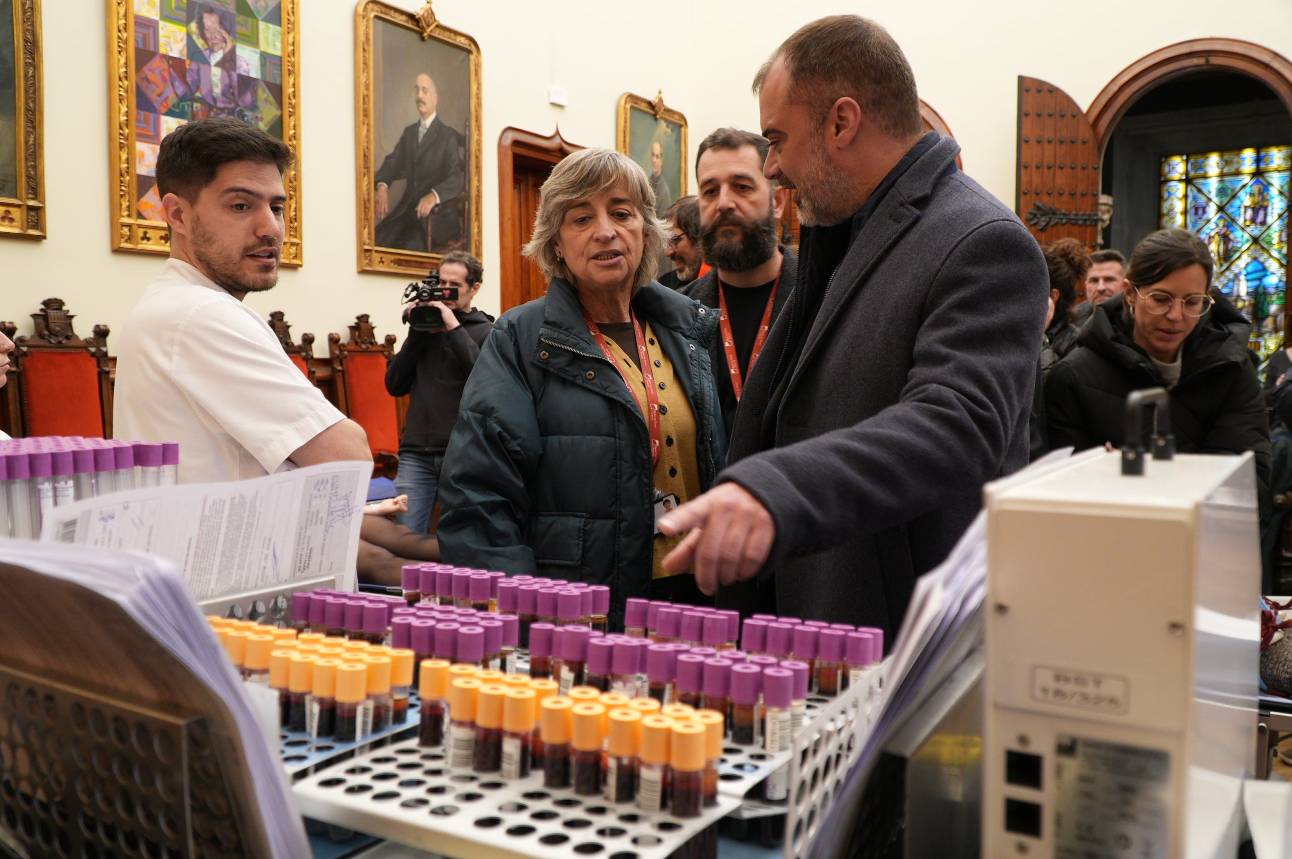 Terrassa ha obert el saló de Plens de l'Ajuntament per acollir la campanya de donació de sang dels Bombers i el Banc de Sang. Malgrat que el clima no ha acompanyat, centenars de persones s'han reunit al Raval de Montserrat per mostrar la seva cara més solidaria i donar sang. La jornada també ha comptat amb la participació d'entitats culturals i socials de Terrassa; com els Diables de Terrassa, els Minyons de Terrassa, Castellers de Terrassa, els Diables de Sant Pere Nord, el Drac de terrassa, els Gegants de Terrassa, entre moltes d'altres | Jan Romero