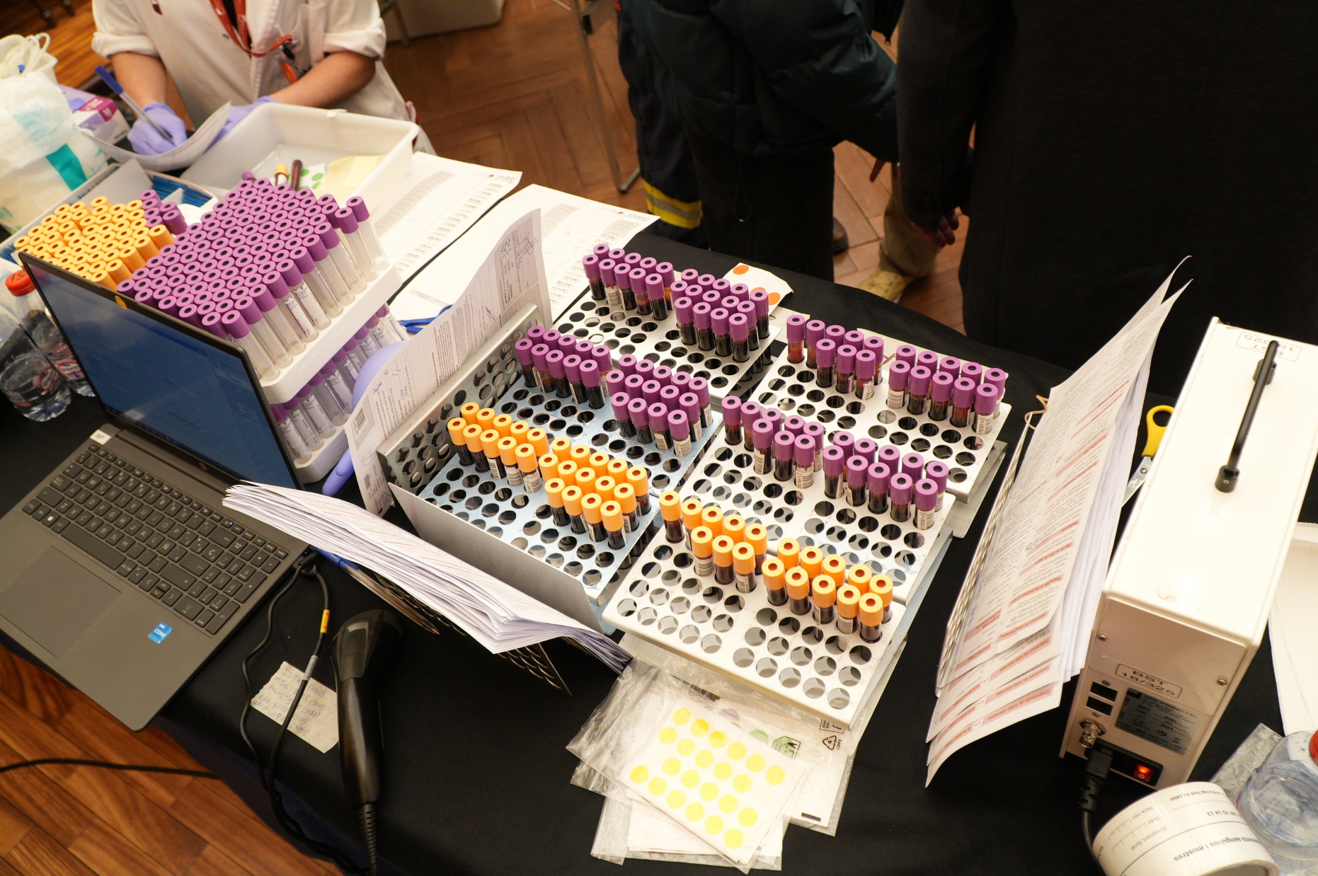Terrassa ha obert el saló de Plens de l'Ajuntament per acollir la campanya de donació de sang dels Bombers i el Banc de Sang. Malgrat que el clima no ha acompanyat, centenars de persones s'han reunit al Raval de Montserrat per mostrar la seva cara més solidaria i donar sang. La jornada també ha comptat amb la participació d'entitats culturals i socials de Terrassa; com els Diables de Terrassa, els Minyons de Terrassa, Castellers de Terrassa, els Diables de Sant Pere Nord, el Drac de terrassa, els Gegants de Terrassa, entre moltes d'altres | Jan Romero