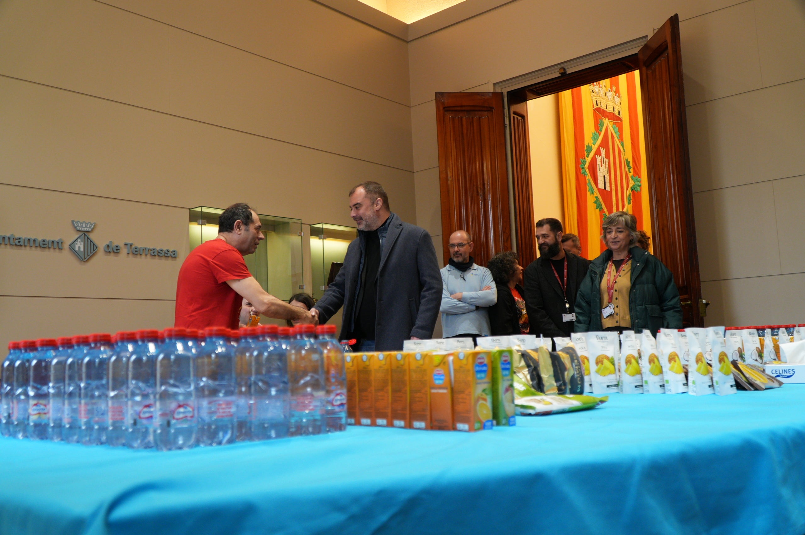 Terrassa ha obert el saló de Plens de l'Ajuntament per acollir la campanya de donació de sang dels Bombers i el Banc de Sang. Malgrat que el clima no ha acompanyat, centenars de persones s'han reunit al Raval de Montserrat per mostrar la seva cara més solidària i donar sang. La jornada també ha comptat amb la participació d'entitats culturals i socials de Terrassa; com els Diables de Terrassa, els Minyons de Terrassa, Castellers de Terrassa, els Diables de Sant Pere Nord, el Drac de terrassa, els Gegants de Terrassa, entre moltes d'altres | Jan Romero