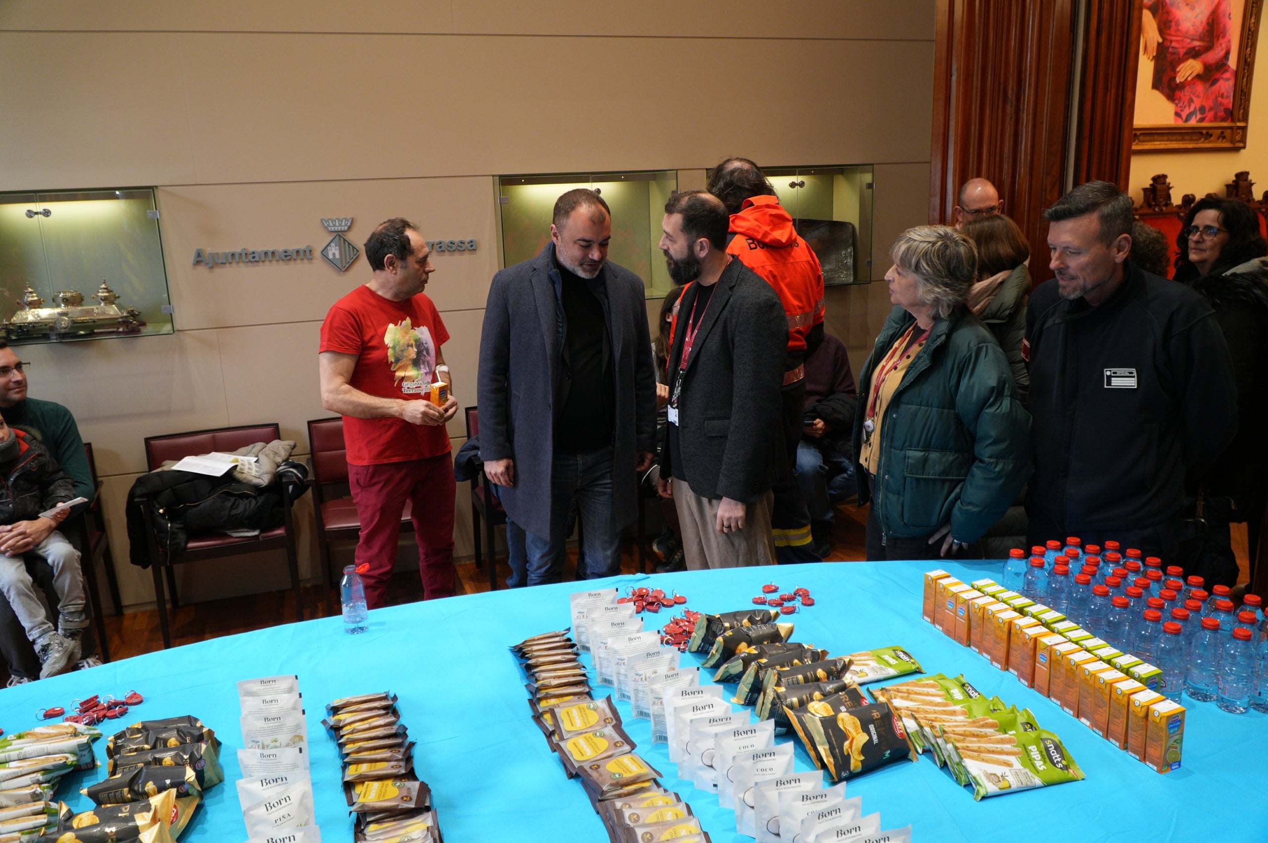 Terrassa ha obert el saló de Plens de l'Ajuntament per acollir la campanya de donació de sang dels Bombers i el Banc de Sang. Malgrat que el clima no ha acompanyat, centenars de persones s'han reunit al Raval de Montserrat per mostrar la seva cara més solidària i donar sang. La jornada també ha comptat amb la participació d'entitats culturals i socials de Terrassa; com els Diables de Terrassa, els Minyons de Terrassa, Castellers de Terrassa, els Diables de Sant Pere Nord, el Drac de terrassa, els Gegants de Terrassa, entre moltes d'altres | Jan Romero