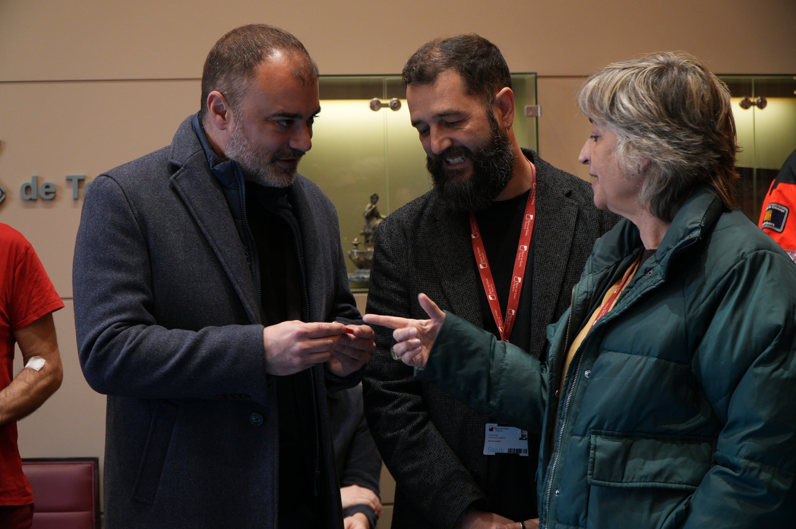 Terrassa ha obert el saló de Plens de l'Ajuntament per acollir la campanya de donació de sang dels Bombers i el Banc de Sang. Malgrat que el clima no ha acompanyat, centenars de persones s'han reunit al Raval de Montserrat per mostrar la seva cara més solidària i donar sang. La jornada també ha comptat amb la participació d'entitats culturals i socials de Terrassa; com els Diables de Terrassa, els Minyons de Terrassa, Castellers de Terrassa, els Diables de Sant Pere Nord, el Drac de terrassa, els Gegants de Terrassa, entre moltes d'altres | Jan Romero