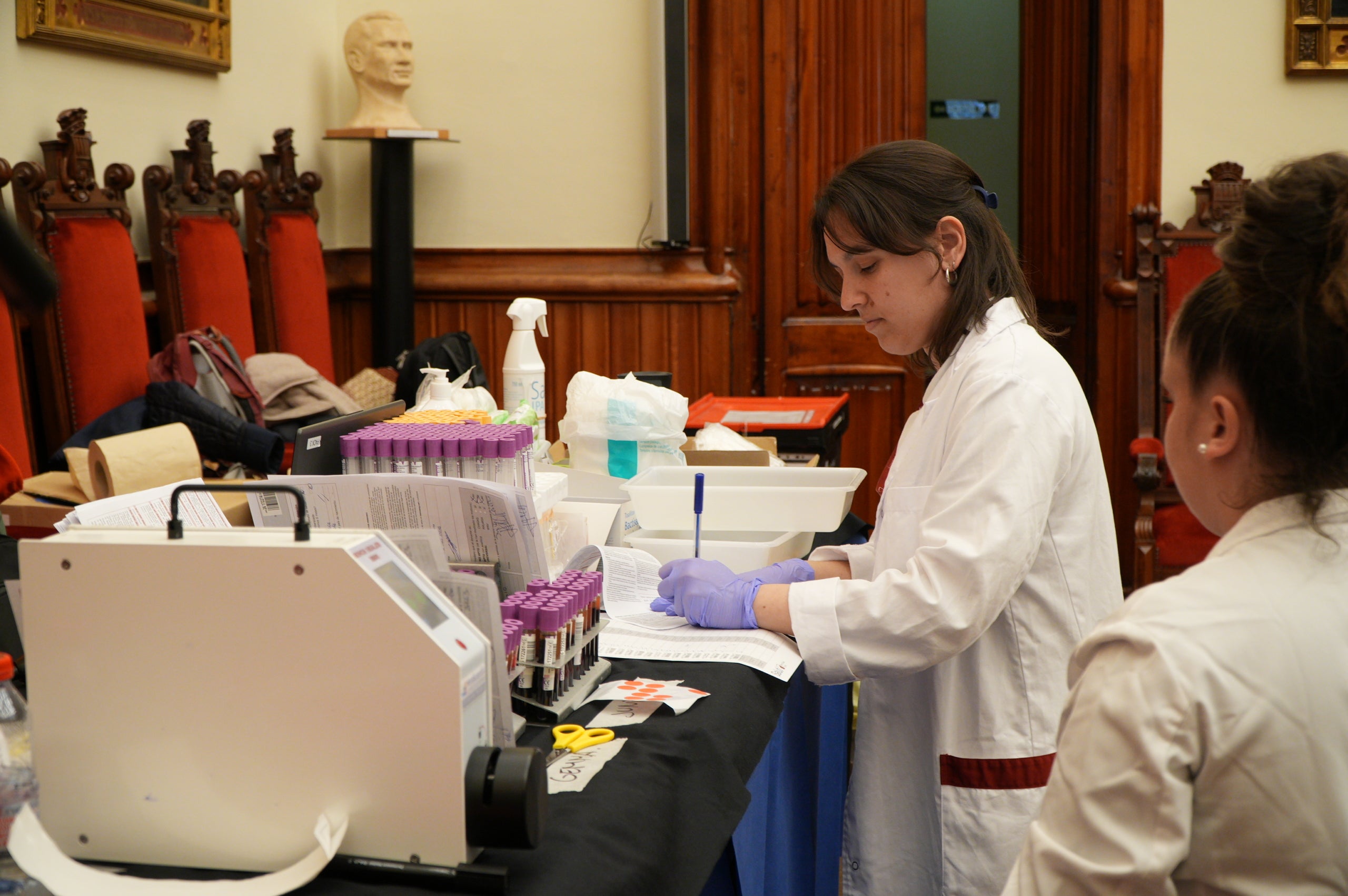 Terrassa ha obert el saló de Plens de l'Ajuntament per acollir la campanya de donació de sang dels Bombers i el Banc de Sang. Malgrat que el clima no ha acompanyat, centenars de persones s'han reunit al Raval de Montserrat per mostrar la seva cara més solidària i donar sang. La jornada també ha comptat amb la participació d'entitats culturals i socials de Terrassa; com els Diables de Terrassa, els Minyons de Terrassa, Castellers de Terrassa, els Diables de Sant Pere Nord, el Drac de terrassa, els Gegants de Terrassa, entre moltes d'altres | Jan Romero