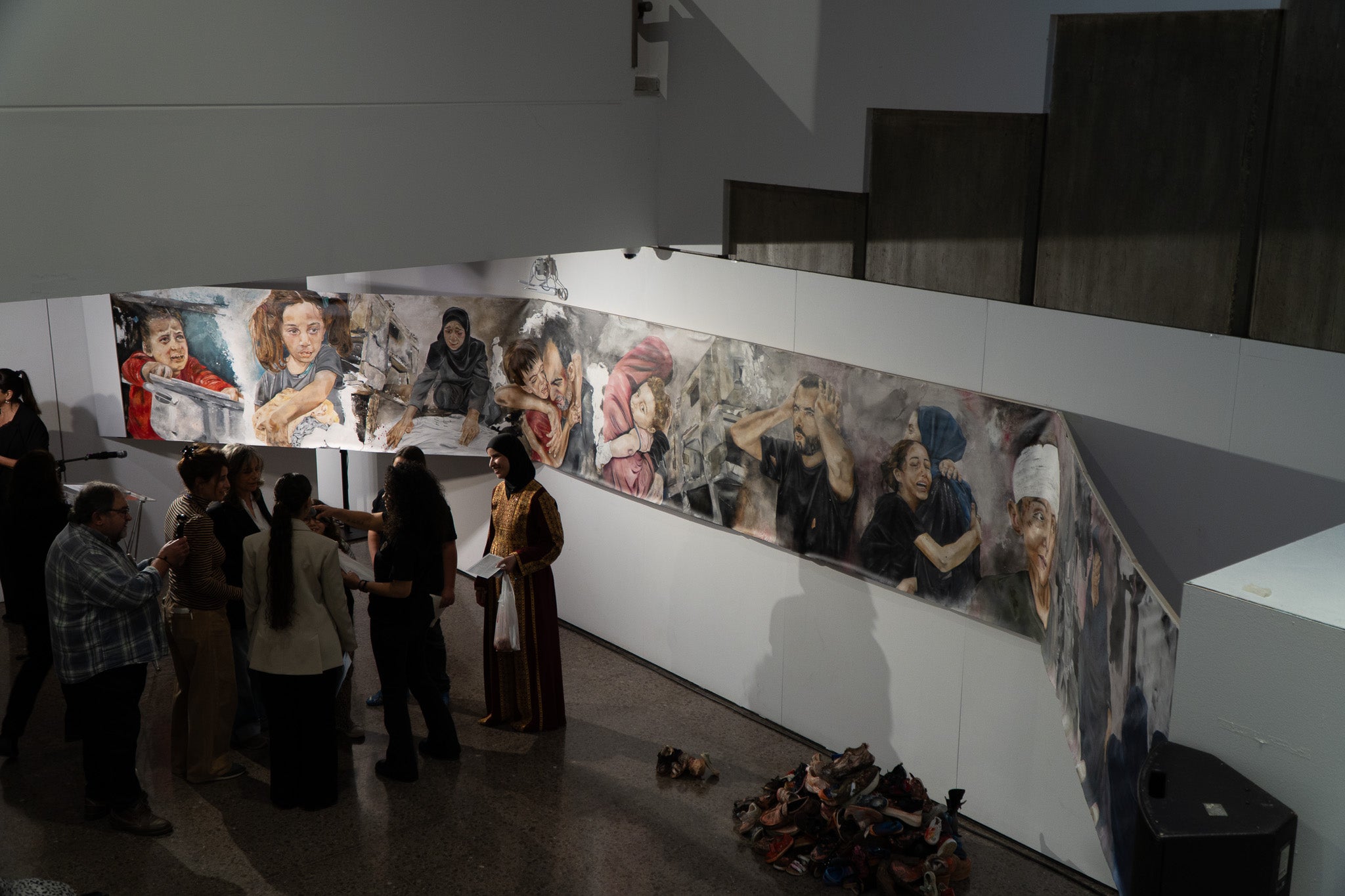 LaFACT ha acollit la presentació se l'obra 'El mural de Gaza. 10 metres pels drets humans', obra de l'artista terrassenca Carmen Valverde. L’acte ha comptat amb la participació de l’autora de l’obra; de les dones de l’associació Raha, que han realitzat la gravació de la instal·lació sonora que acompanya el mural; del poeta madrileny Armando Lozano, autor del poemari Gaza en los cielos; de l’associació Amunt Dona Creant Realitats, que ha realitzat la instal·lació a terra per acompanyar l’obra; la regidora de Polítiques de Gènere, Lluïsa Melgares; i de Jordi Dueso, organitzador de les activitats paral·leles.