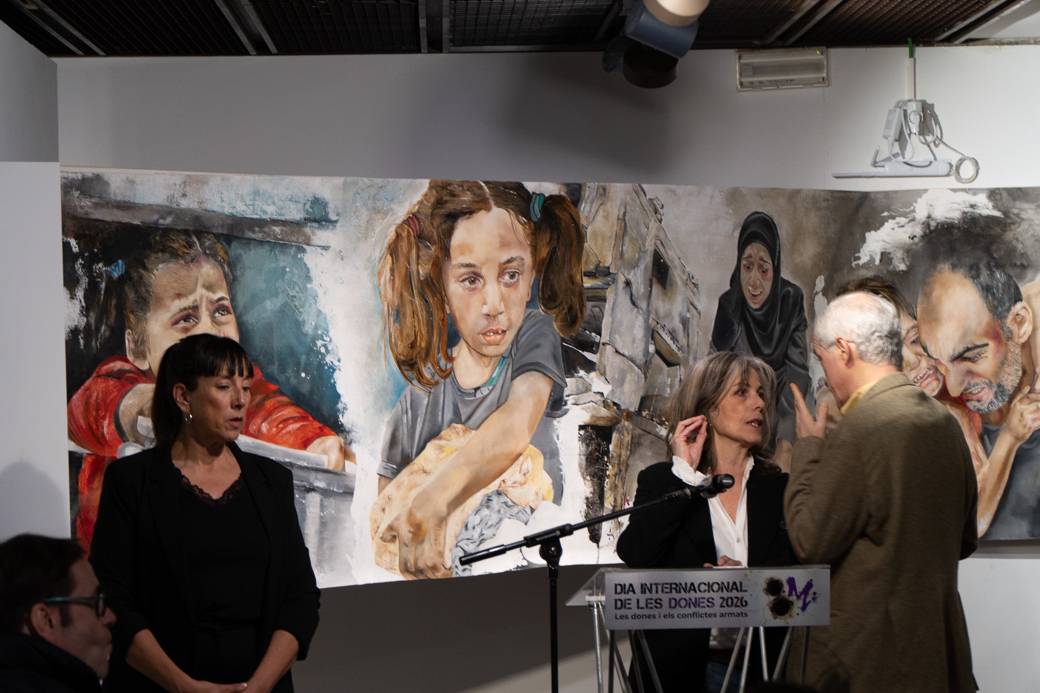 LaFACT ha acollit la presentació se l'obra 'El mural de Gaza. 10 metres pels drets humans', obra de l'artista terrassenca Carmen Valverde. L’acte ha comptat amb la participació de l’autora de l’obra; de les dones de l’associació Raha, que han realitzat la gravació de la instal·lació sonora que acompanya el mural; del poeta madrileny Armando Lozano, autor del poemari Gaza en los cielos; de l’associació Amunt Dona Creant Realitats, que ha realitzat la instal·lació a terra per acompanyar l’obra; la regidora de Polítiques de Gènere, Lluïsa Melgares; i de Jordi Dueso, organitzador de les activitats paral·leles.