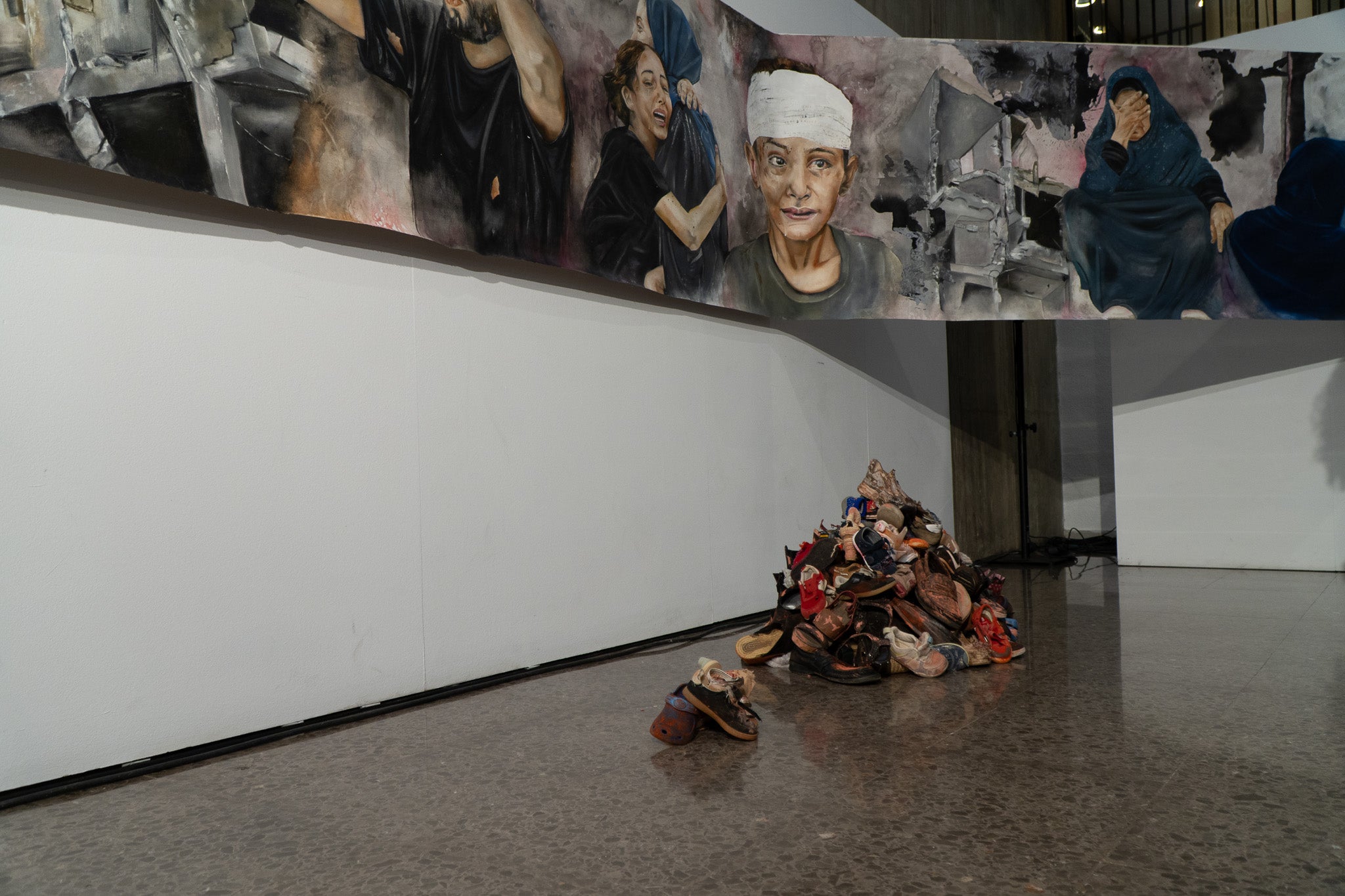 LaFACT ha acollit la presentació se l'obra 'El mural de Gaza. 10 metres pels drets humans', obra de l'artista terrassenca Carmen Valverde. L’acte ha comptat amb la participació de l’autora de l’obra; de les dones de l’associació Raha, que han realitzat la gravació de la instal·lació sonora que acompanya el mural; del poeta madrileny Armando Lozano, autor del poemari Gaza en los cielos; de l’associació Amunt Dona Creant Realitats, que ha realitzat la instal·lació a terra per acompanyar l’obra; la regidora de Polítiques de Gènere, Lluïsa Melgares; i de Jordi Dueso, organitzador de les activitats paral·leles.