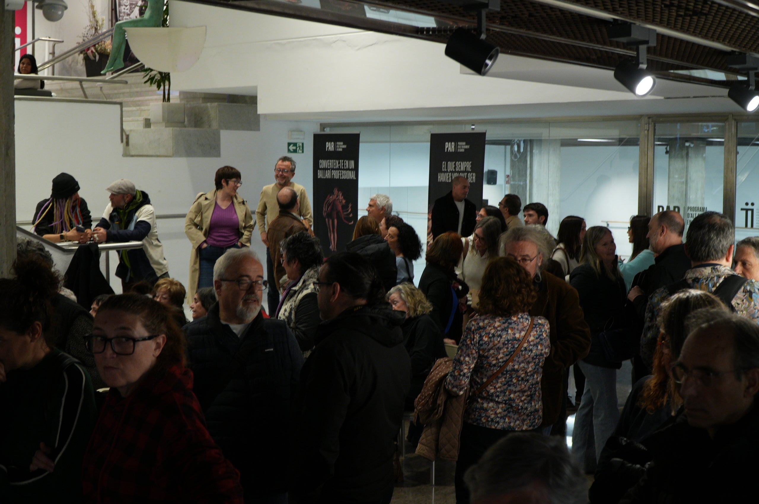 LaFACT ha acollit la presentació se l'obra 'El mural de Gaza. 10 metres pels drets humans', obra de l'artista terrassenca Carmen Valverde. L’acte ha comptat amb la participació de l’autora de l’obra; de les dones de l’associació Raha, que han realitzat la gravació de la instal·lació sonora que acompanya el mural; del poeta madrileny Armando Lozano, autor del poemari Gaza en los cielos; de l’associació Amunt Dona Creant Realitats, que ha realitzat la instal·lació a terra per acompanyar l’obra; la regidora de Polítiques de Gènere, Lluïsa Melgares; i de Jordi Dueso, organitzador de les activitats paral·leles.