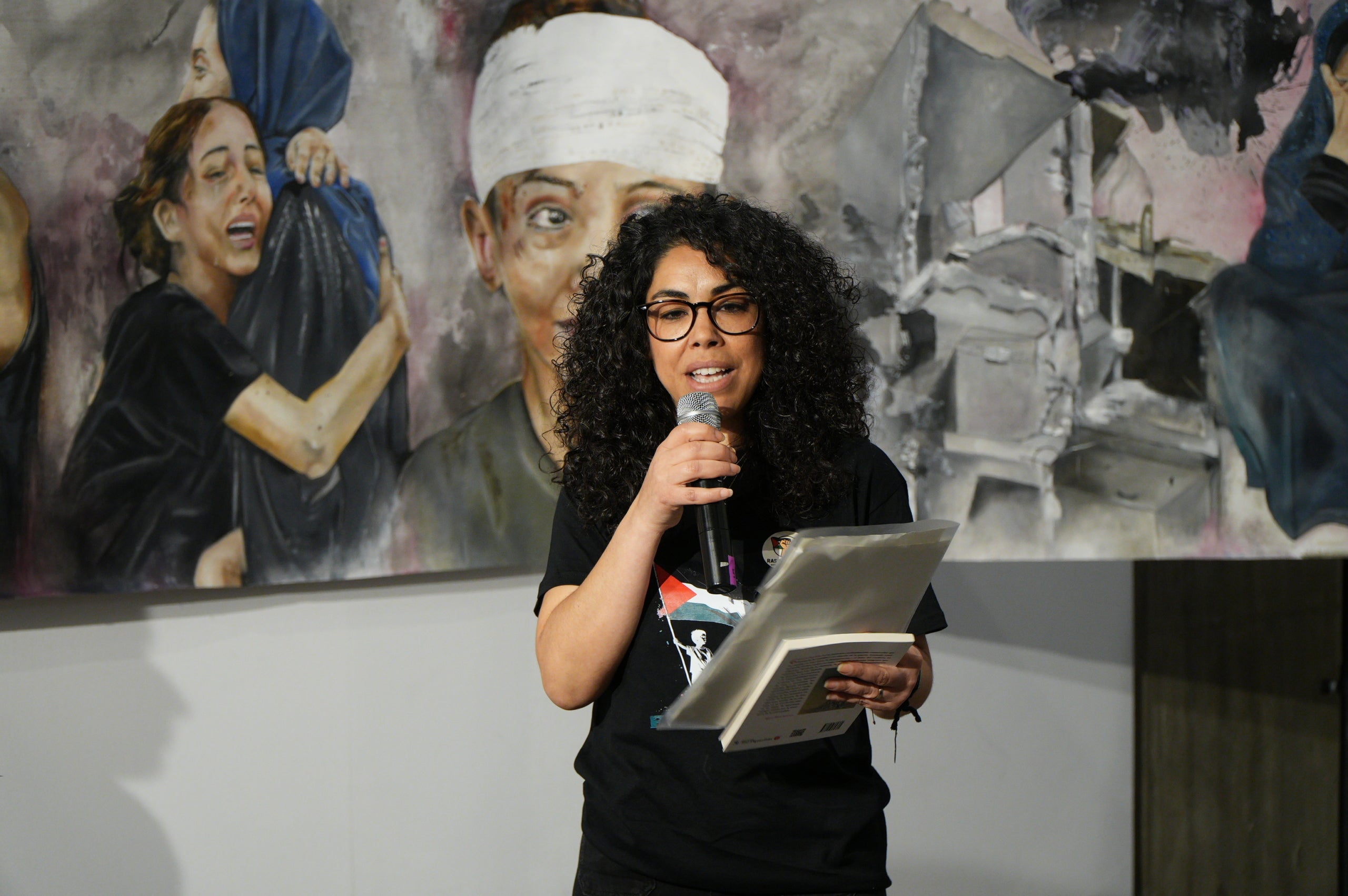 LaFACT ha acollit la presentació se l'obra 'El mural de Gaza. 10 metres pels drets humans', obra de l'artista terrassenca Carmen Valverde. L’acte ha comptat amb la participació de l’autora de l’obra; de les dones de l’associació Raha, que han realitzat la gravació de la instal·lació sonora que acompanya el mural; del poeta madrileny Armando Lozano, autor del poemari Gaza en los cielos; de l’associació Amunt Dona Creant Realitats, que ha realitzat la instal·lació a terra per acompanyar l’obra; la regidora de Polítiques de Gènere, Lluïsa Melgares; i de Jordi Dueso, organitzador de les activitats paral·leles.